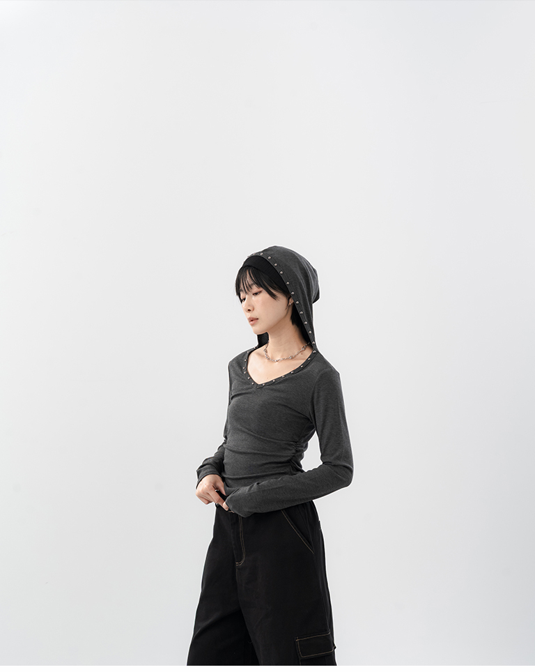 Fitted hooded top with V-neck and stud detailing – available in two colors.【01099923】in stock+pre-order