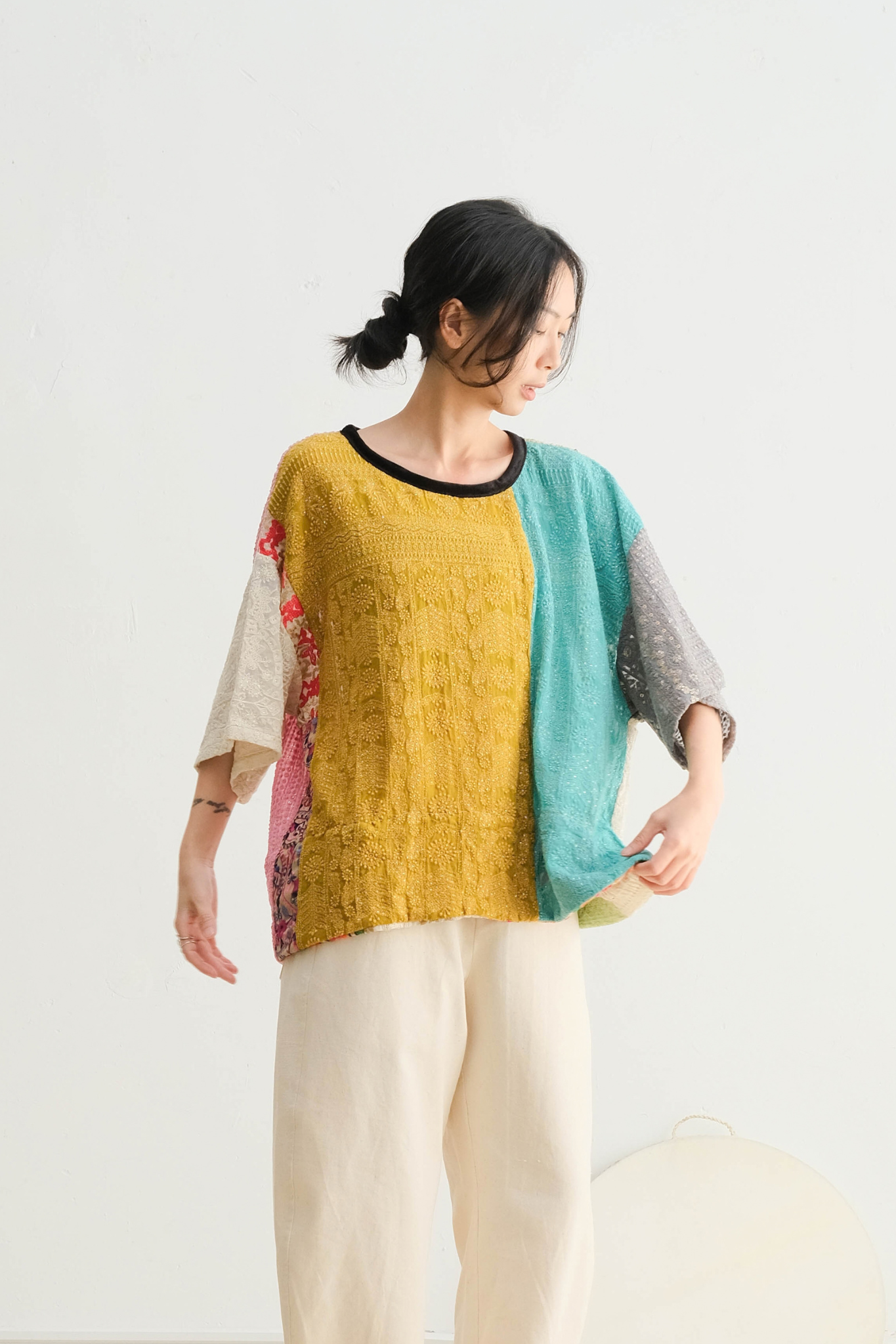 好多種刺繡拼接短袖上衣 B