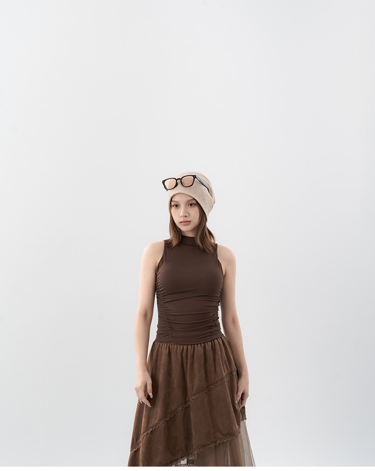 High-neck halter tank top with side ruching, open back, and built-in bra; available in three colors.【01150496】in stock+pre-order