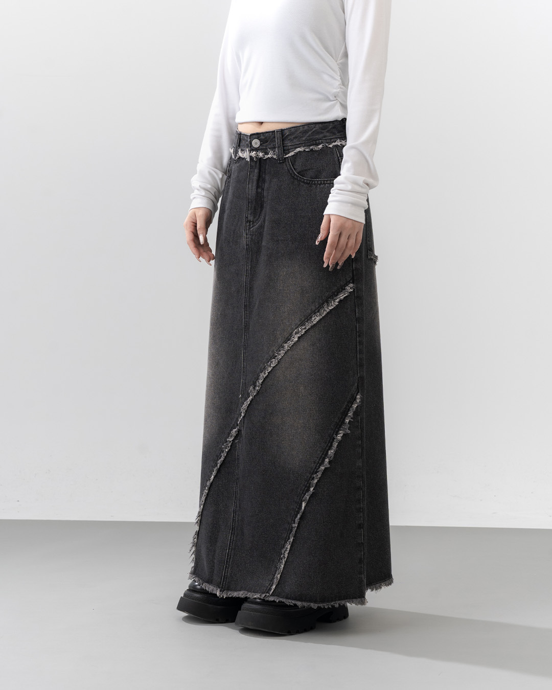 Low-rise denim skirt with washed finish, raw-edge detailing, and panel construction (Sizes S/M/L)【03021783】in stock+pre-order
