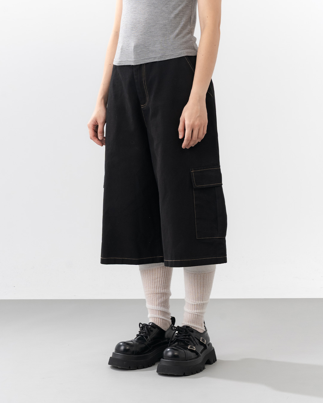 Washed color-blocked cropped trousers with large pockets and stitching. Available in two colors: 1/2/3.【04102062】in stock+pre-order