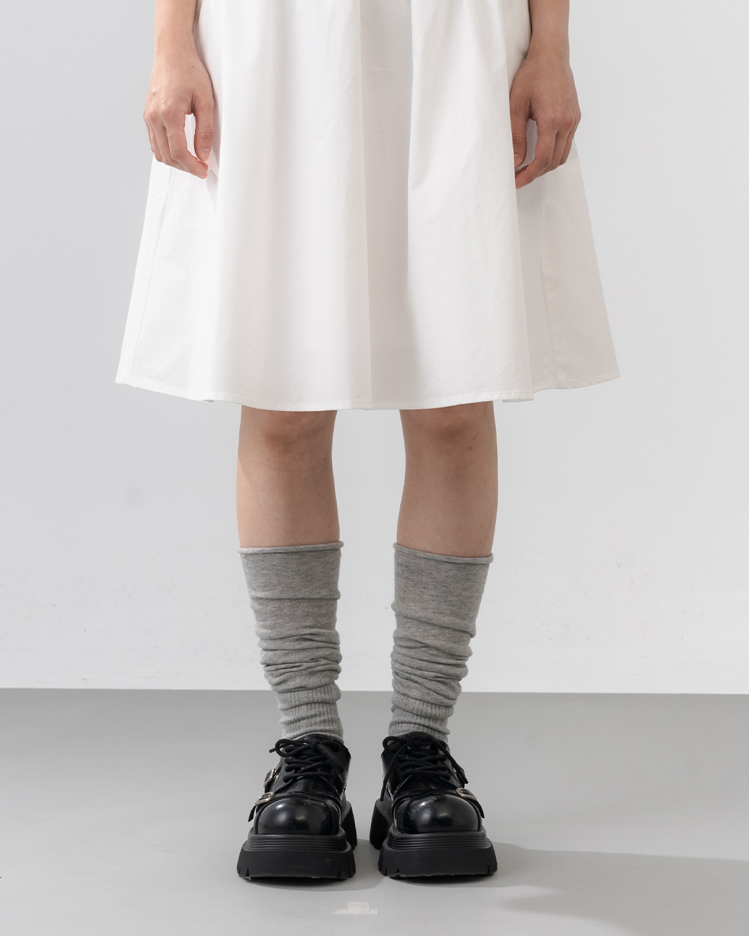Plain, simple, stretchy slouch socks, available in two colors.【07110629】in stock+pre-order