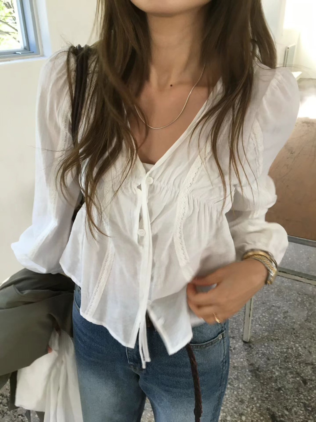 寬擺綁帶V領襯衫