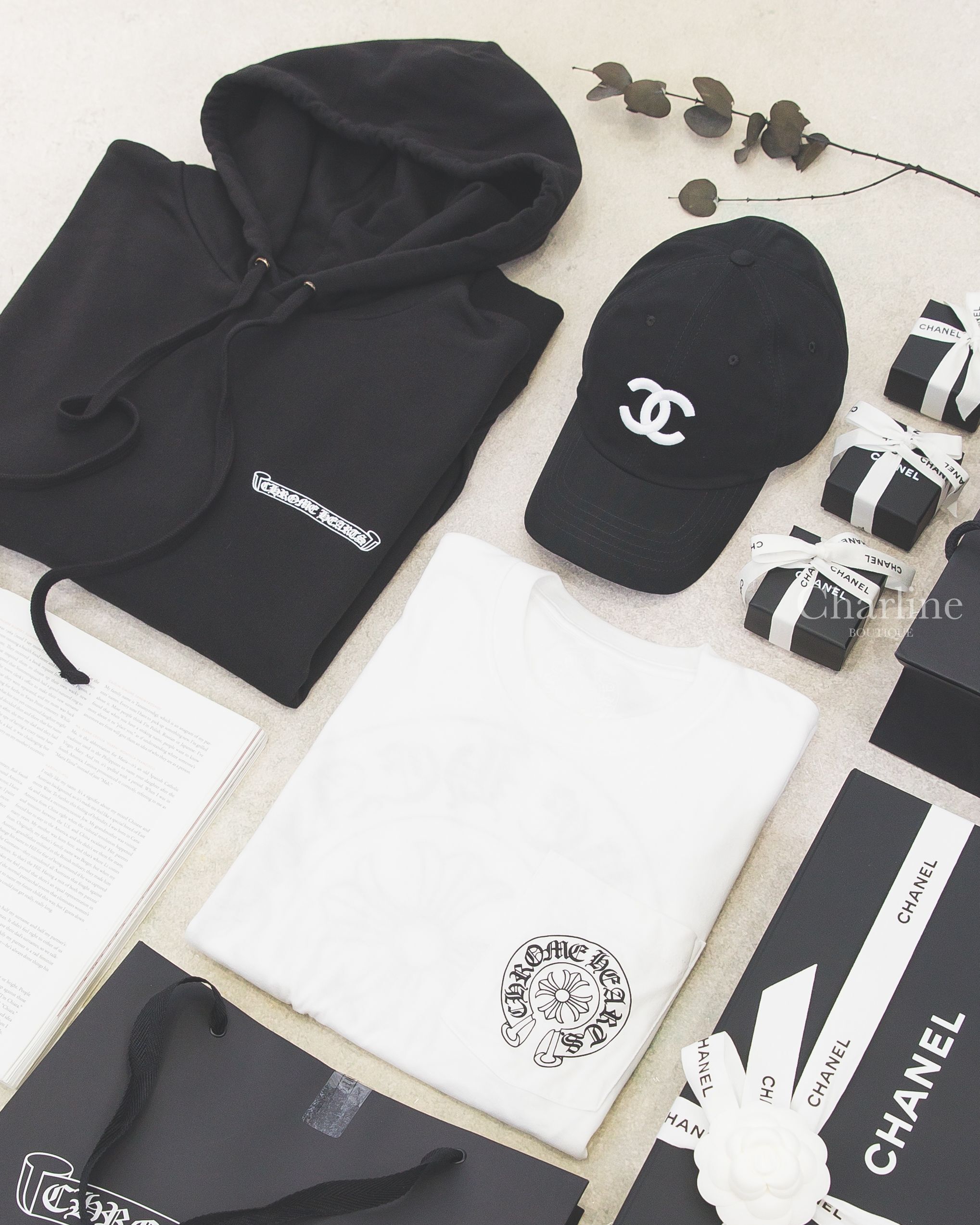 1. Chanel Cap 黑色刺繡立體白CC棉質棒球帽 與Chrome Hearts服飾、CHANEL禮盒及包裝平拍情境