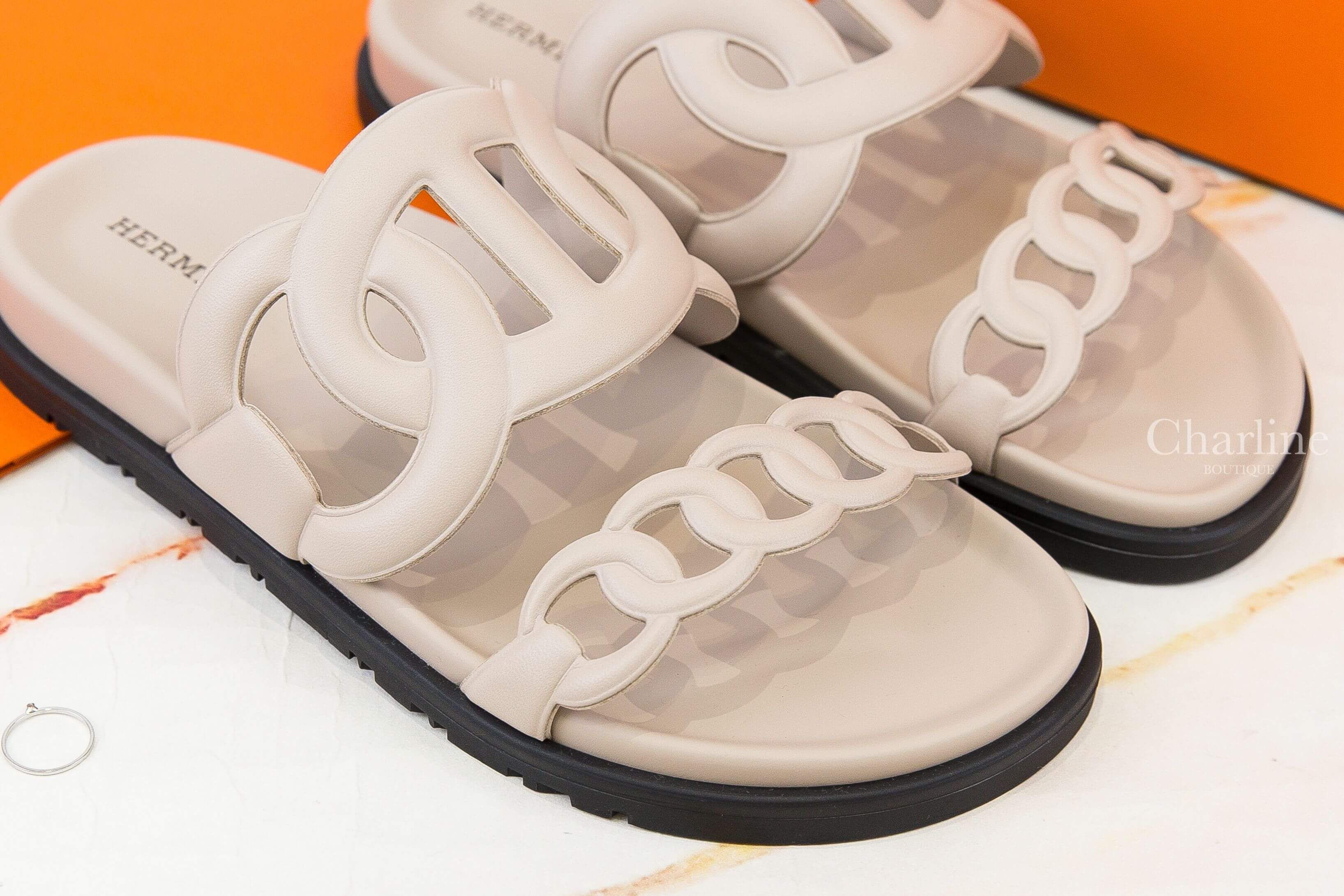 Hermès Extra Sandal 米色θ黑底小牛皮平底拖鞋