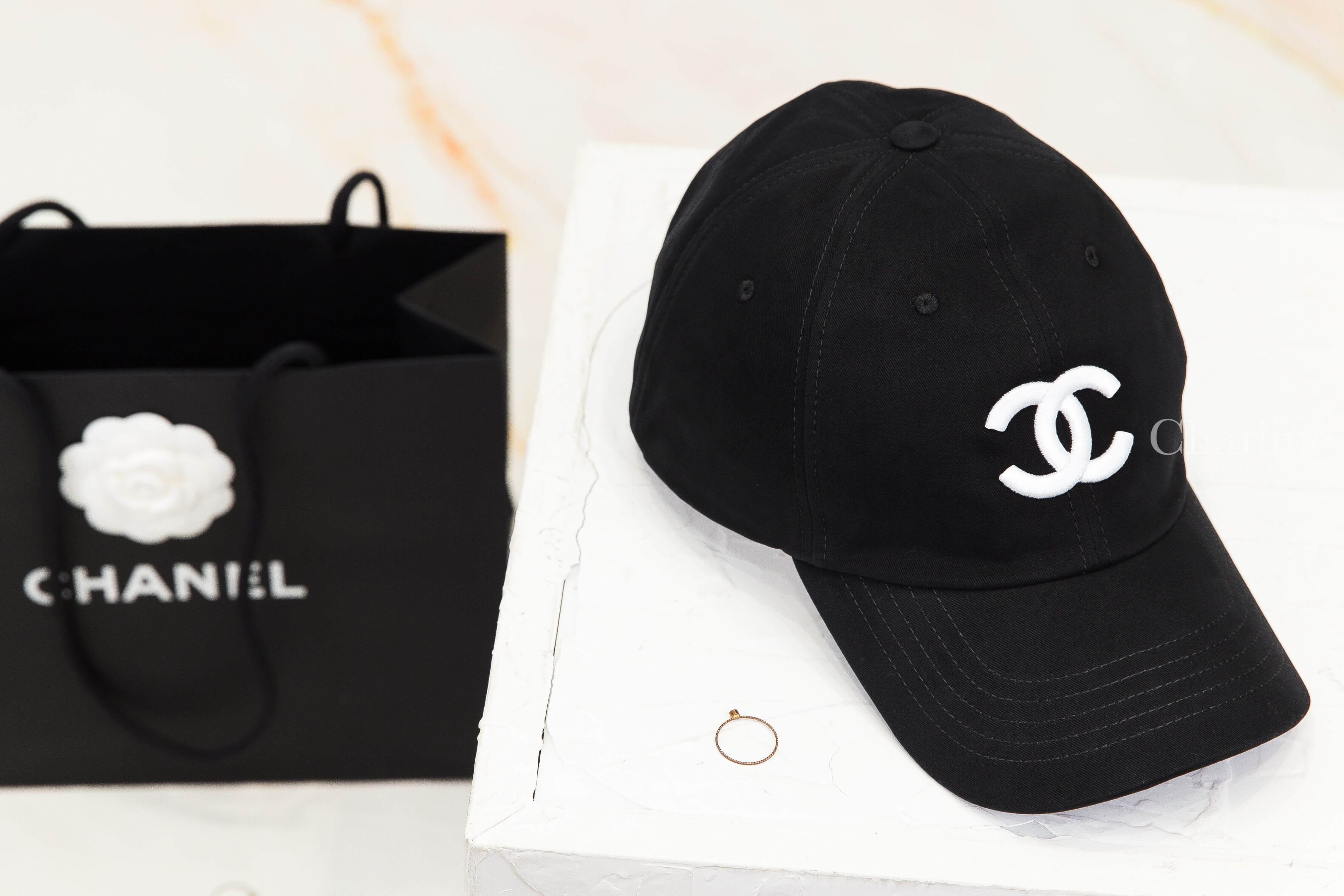 Chanel Cap 黑色刺繡立體白CC棉質棒球帽 正面完整帽型、白色立體CC刺繡與黑色帽簷展示