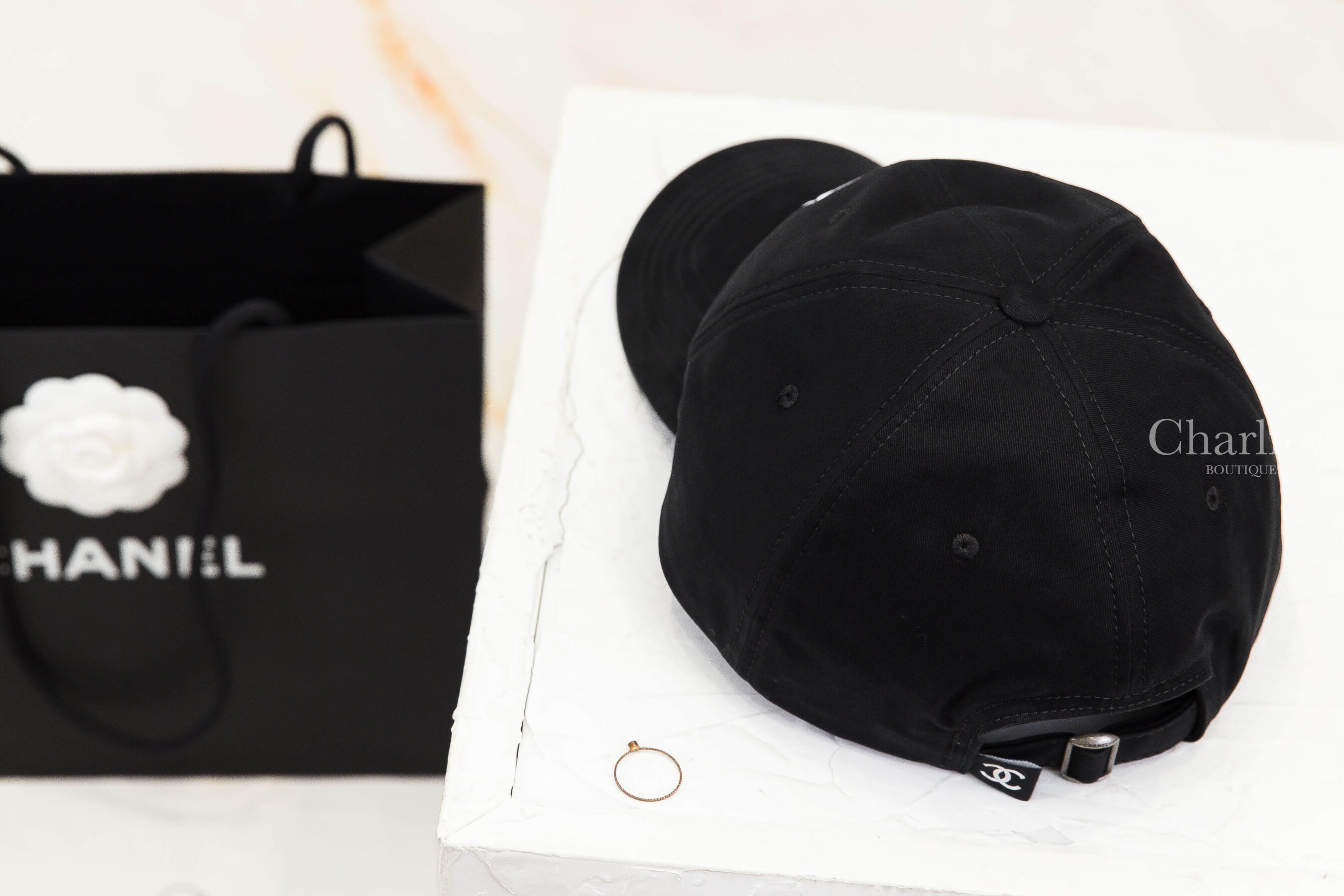 Chanel Cap 黑色刺繡立體白CC棉質棒球帽 後方六片帽身結構、透氣孔與可調式帽帶細節