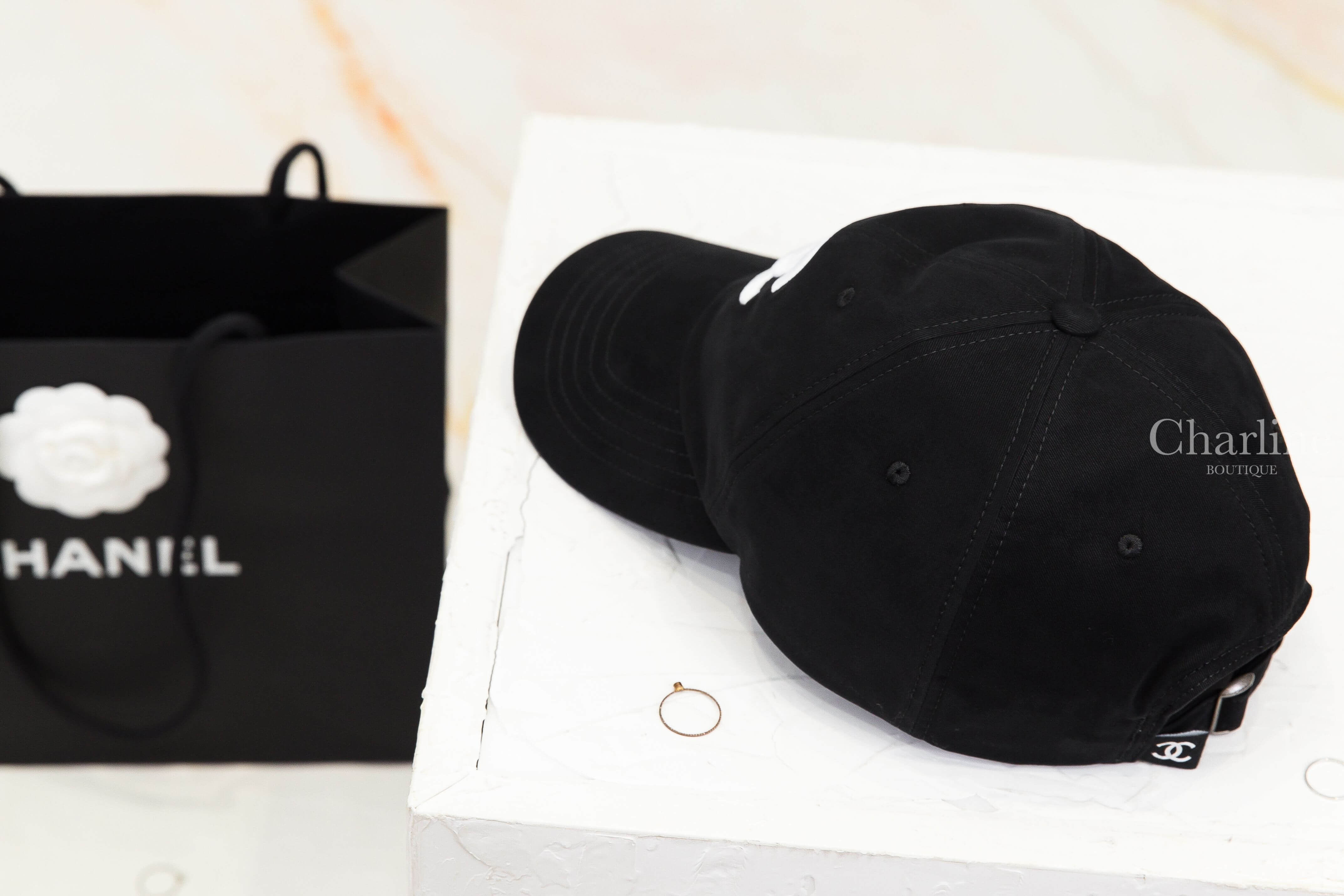 Chanel Cap 黑色刺繡立體白CC棉質棒球帽 後側帽型、車縫線、透氣孔與可調式帽帶展示