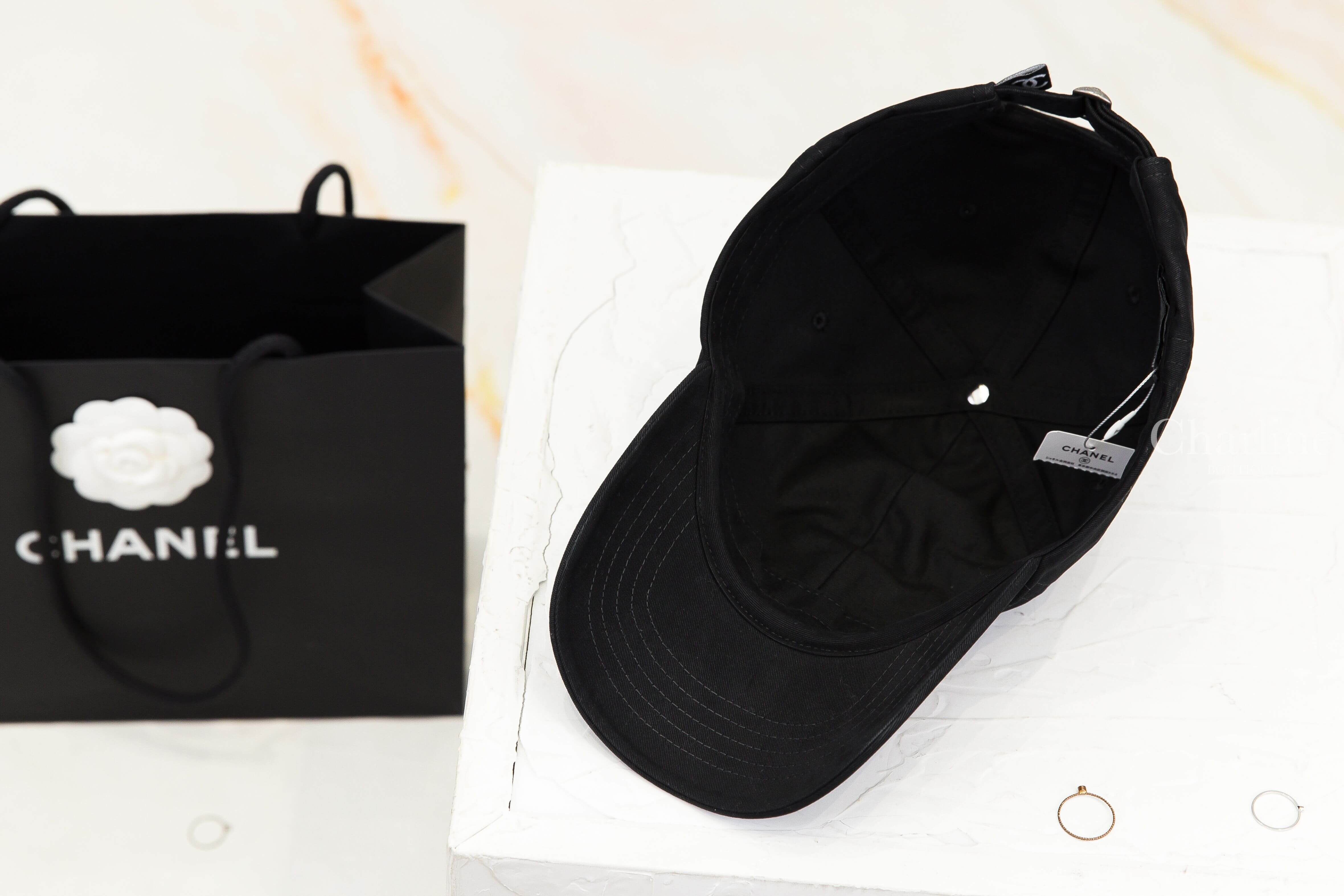 Chanel Cap 黑色刺繡立體白CC棉質棒球帽 內部帽身、帽簷車線與CHANEL品牌標籤展示