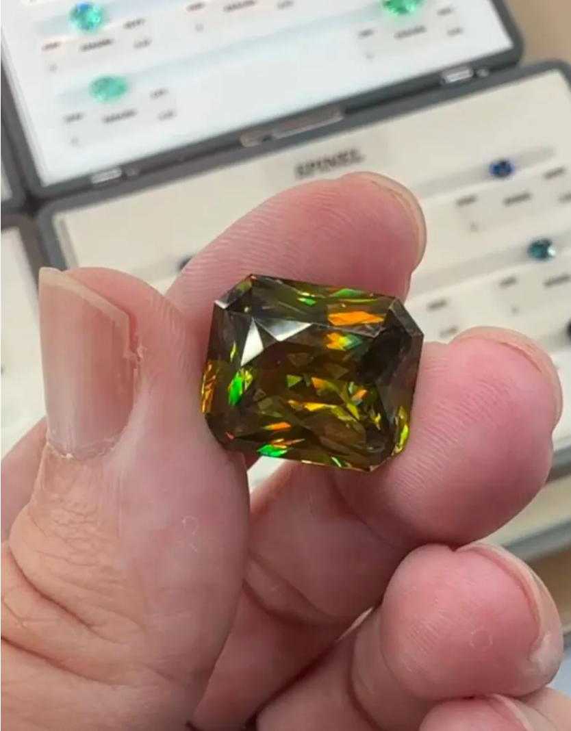 頂級色標 SPHENE 18.31 克拉