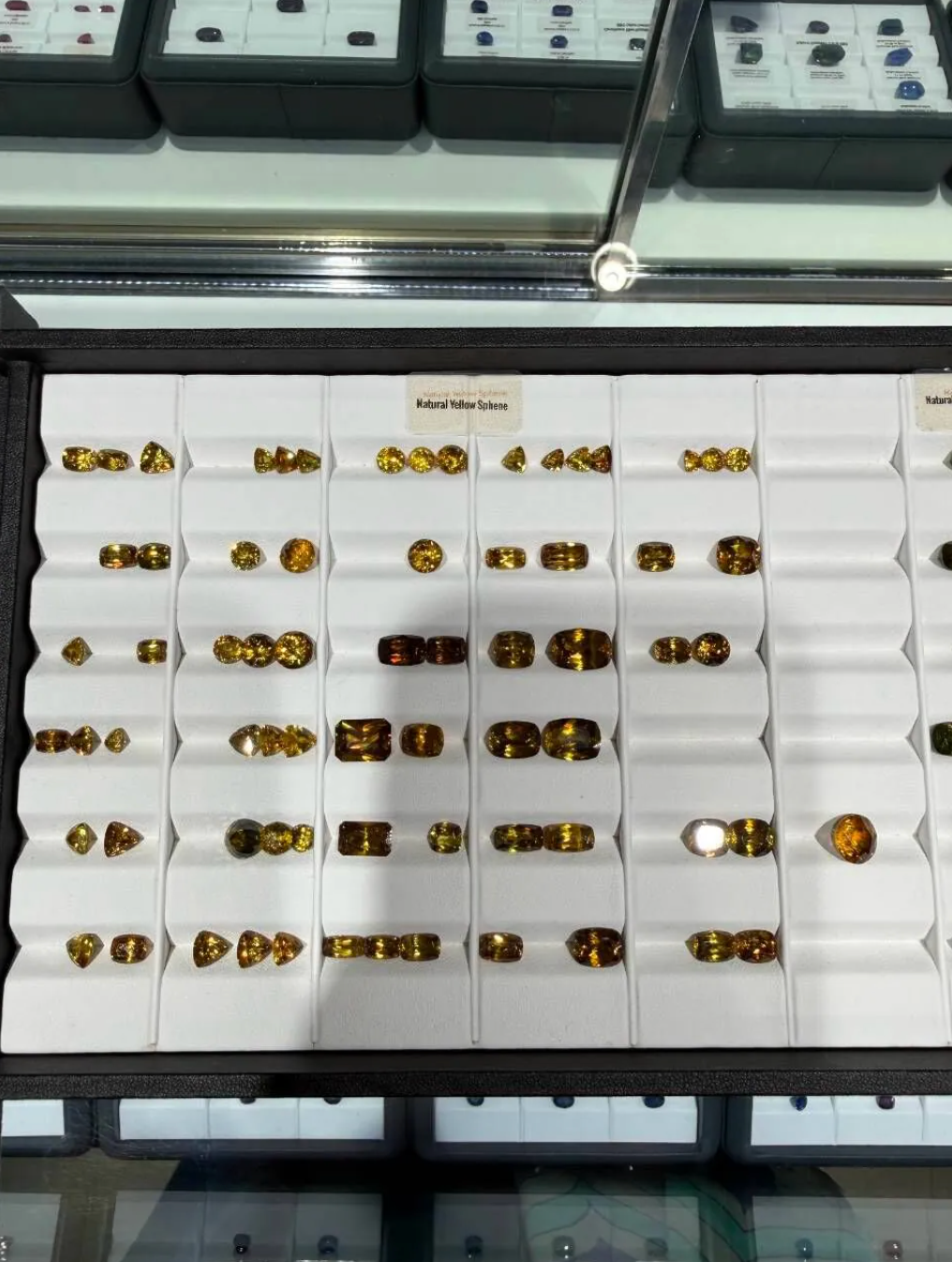 金色屑石 1克拉