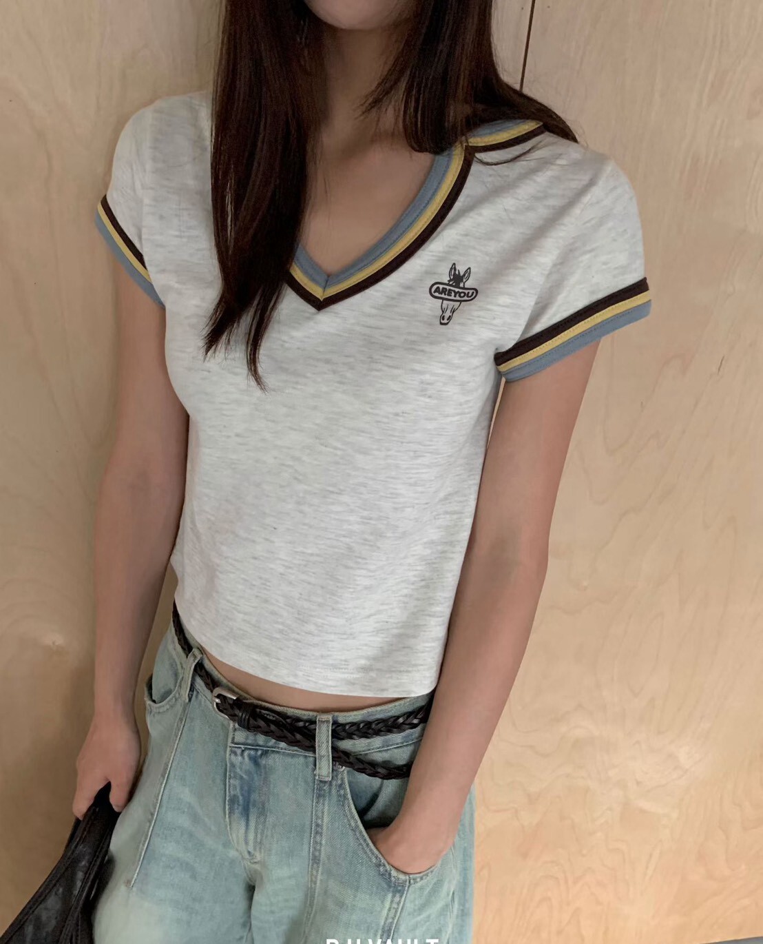 滾邊V領AREYOU短袖T