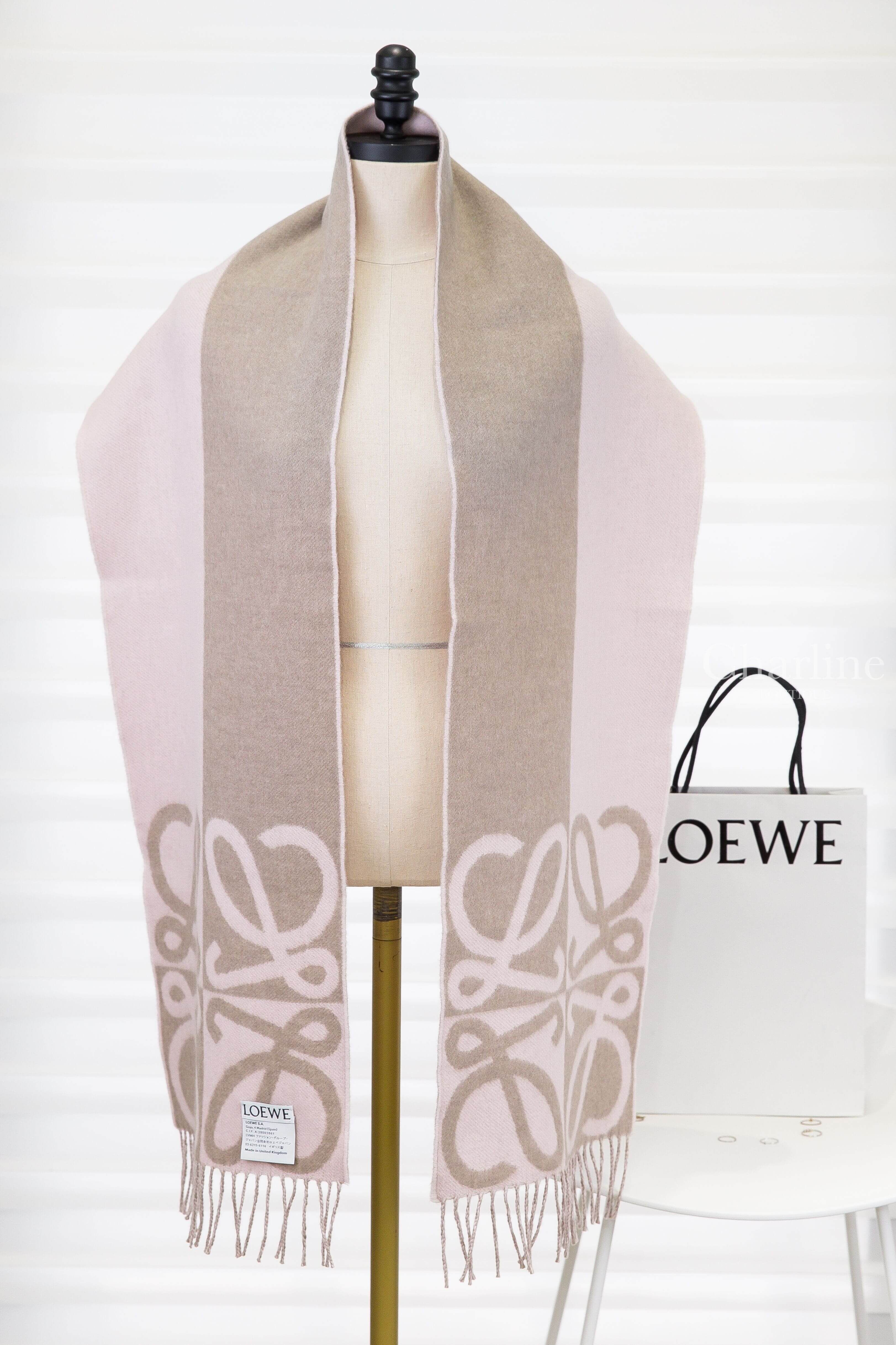 Loewe Scarf In Wool And Cashmere 淺粉色/米色Anagram雙面羊毛混喀什米爾流蘇圍巾 雙面配色披掛展示與流蘇設計