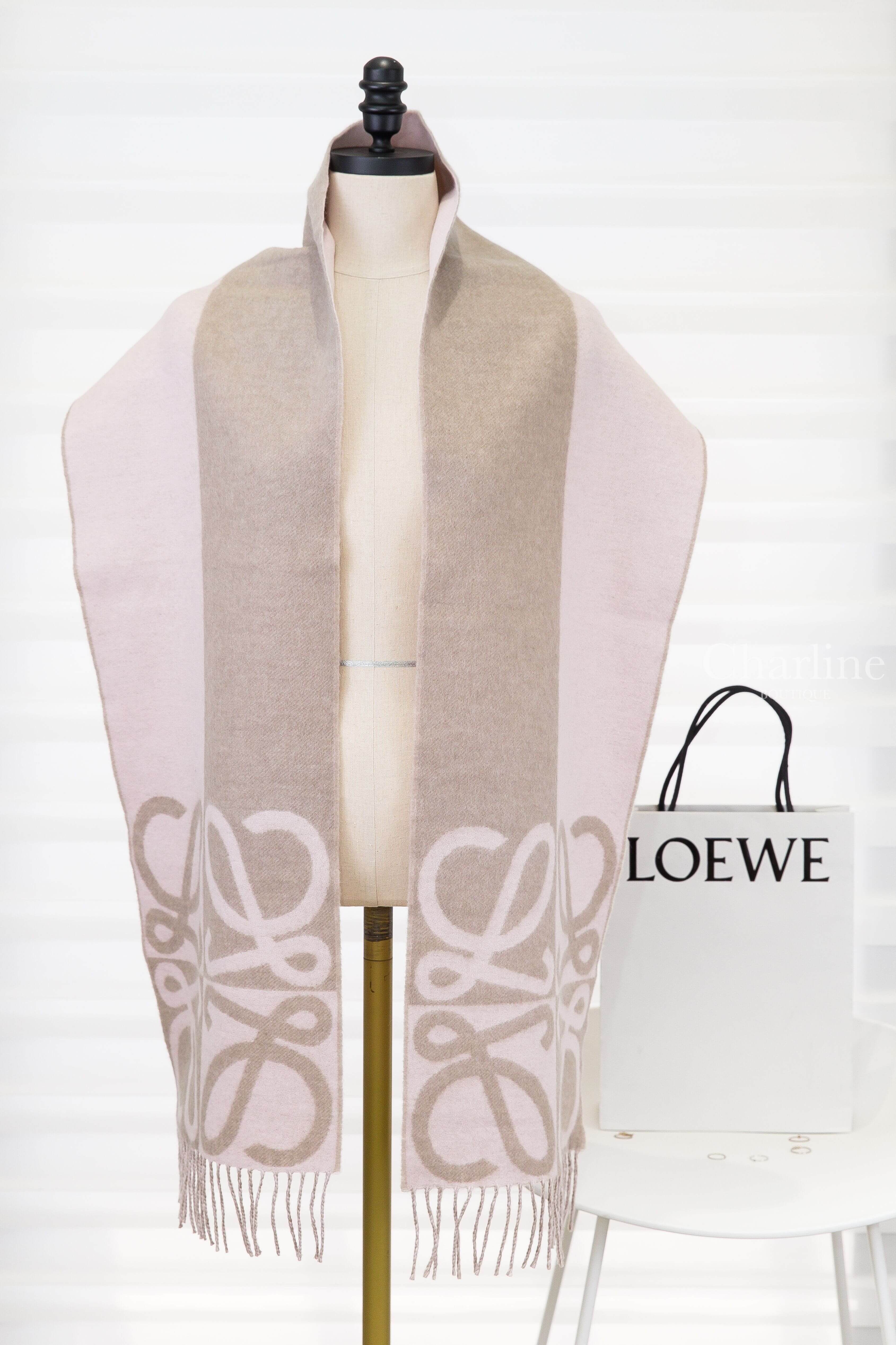 Loewe Scarf In Wool And Cashmere 淺粉色/米色Anagram雙面羊毛混喀什米爾流蘇圍巾 正面披掛展示與大型Anagram圖案