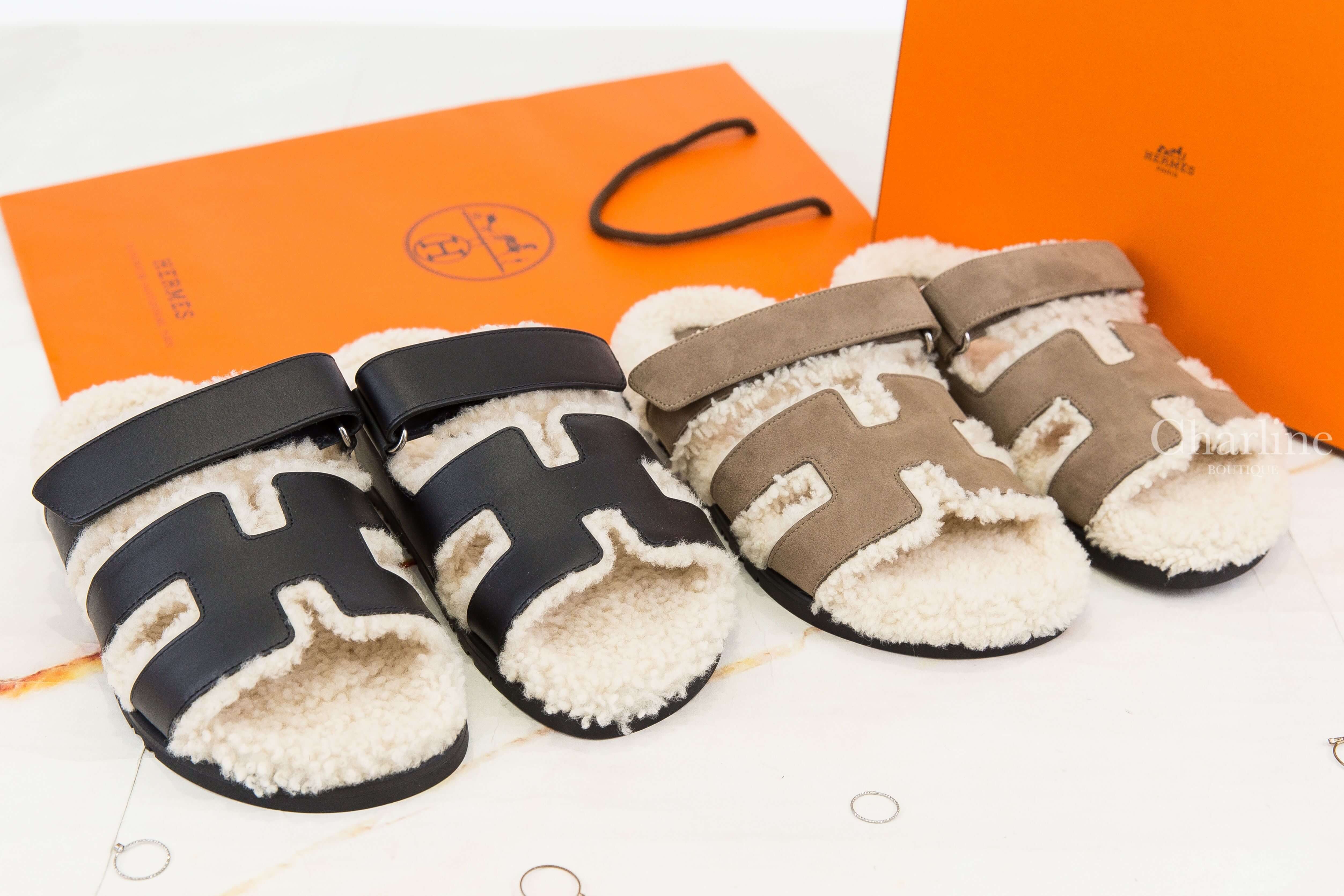 Hermès Chypre Sandal 黑色霧面小牛皮米色羊毛黑底魔鬼氈橡膠平底拖鞋 與大象灰款並排展示，呈現H鞋面與羊毛內裡差異