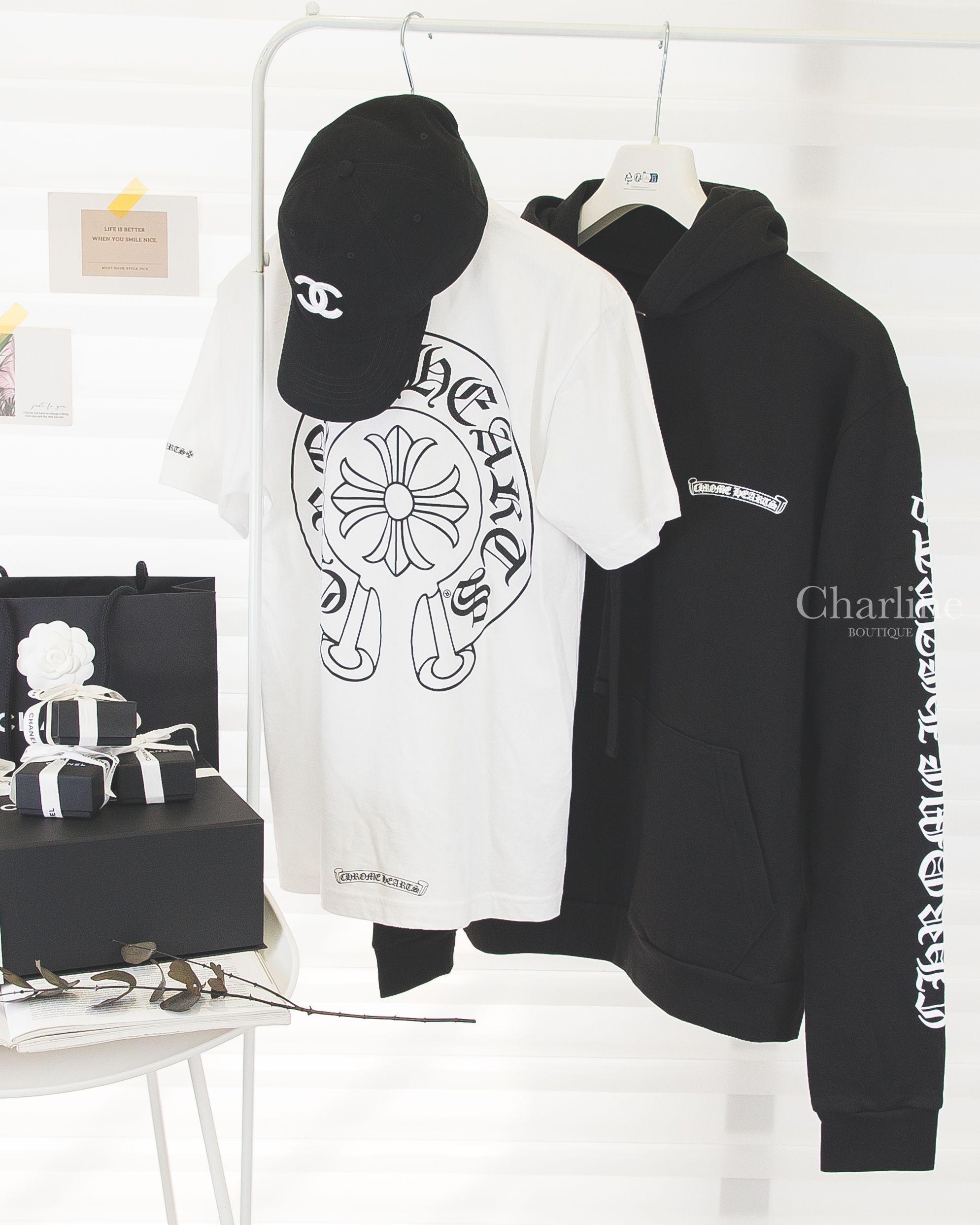 Chrome Hearts Sweatshirt 黑色白字圖騰印花連帽長袖棉T 與白色Chrome Hearts短袖、CHANEL黑色棒球帽吊掛搭配情境