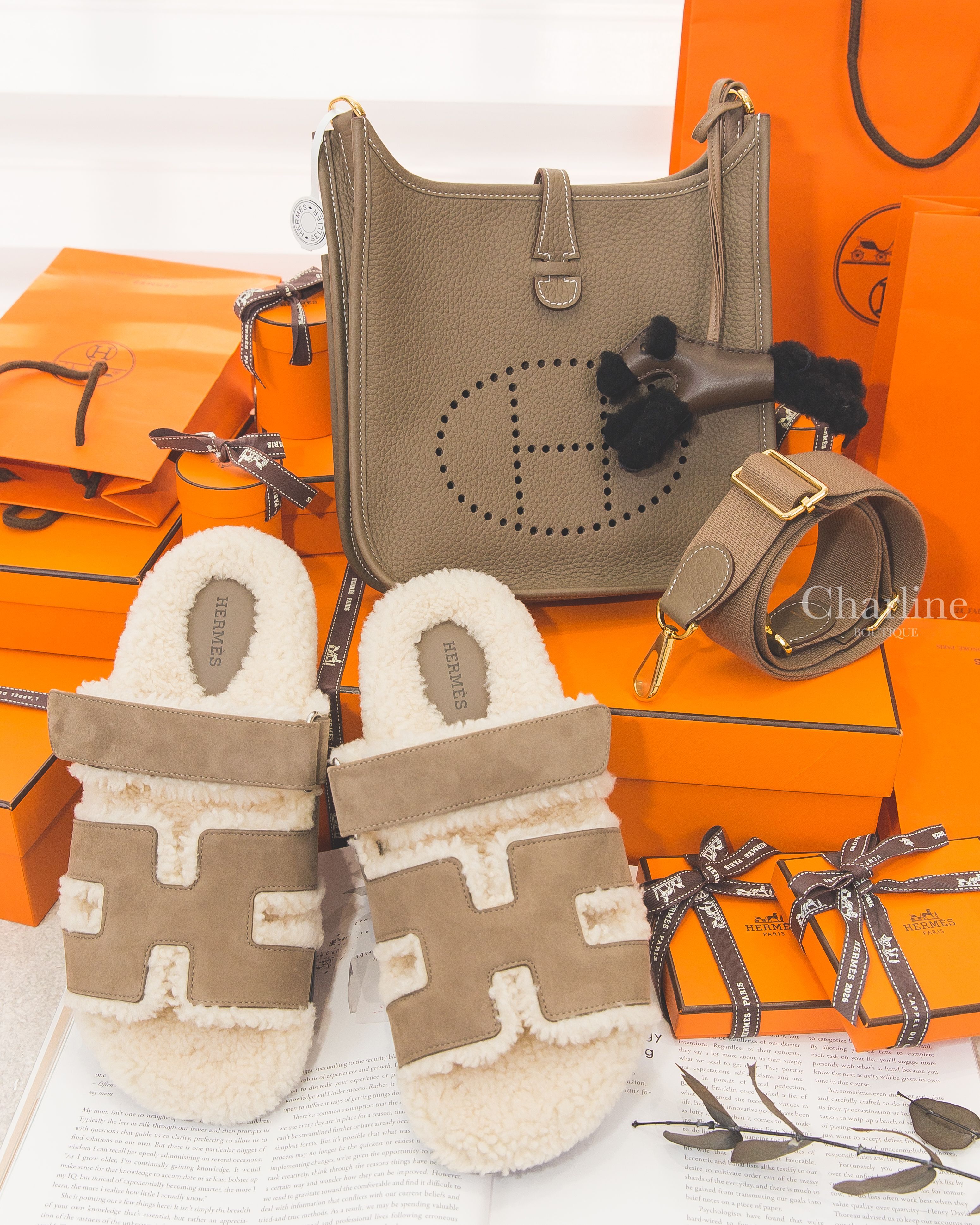 1. Hermès Chypre Sandal 大象灰麂皮米色羊毛黑底魔鬼氈橡膠平底拖鞋 搭配Evelyne包、肩背帶與Hermès橘盒情境陳列
