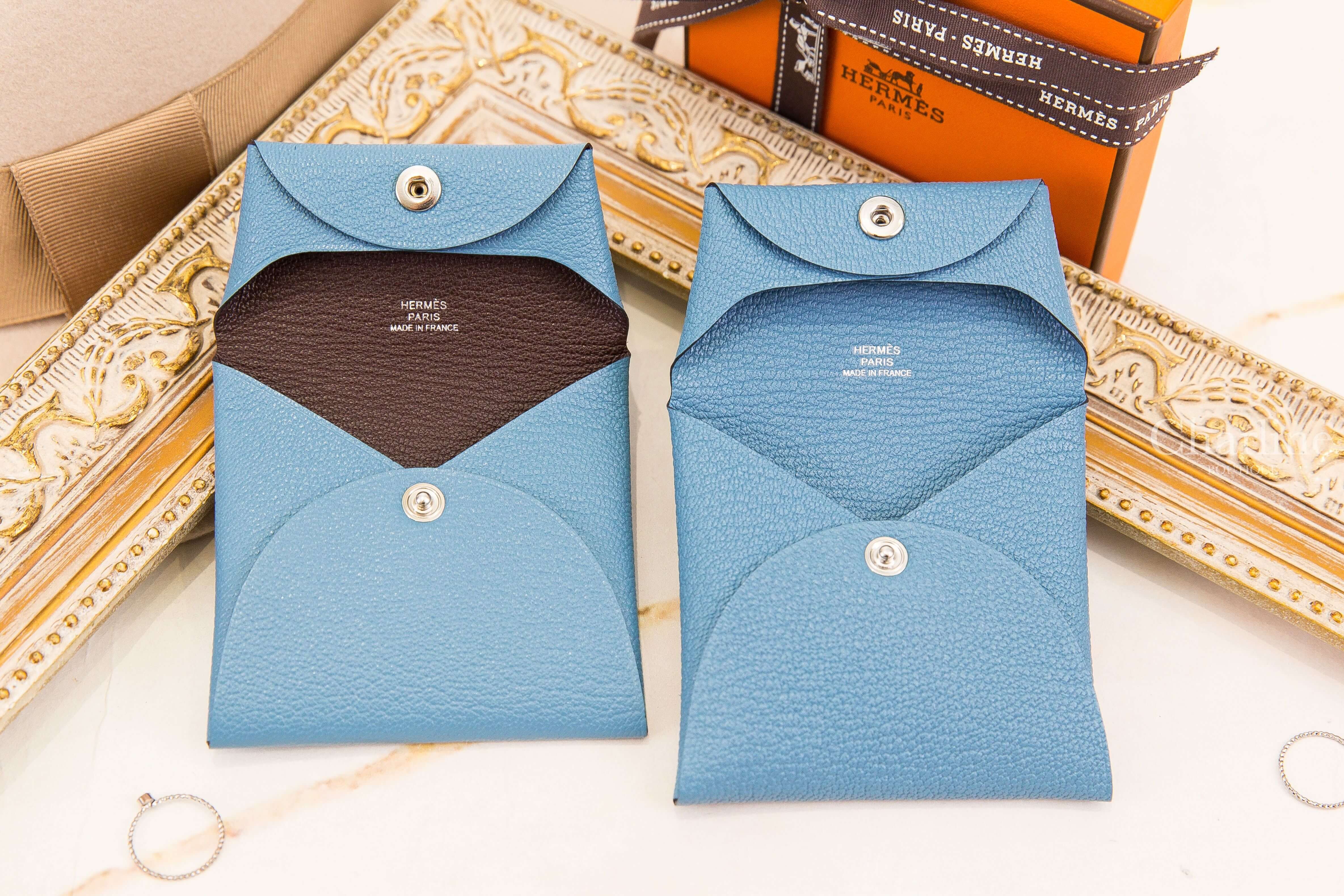 Hermès Bastia Change Purse 新牛仔藍信封鈕式零錢包 與 Bastia Verso 新牛仔藍拼哈瓦那色內裡款開啟比較