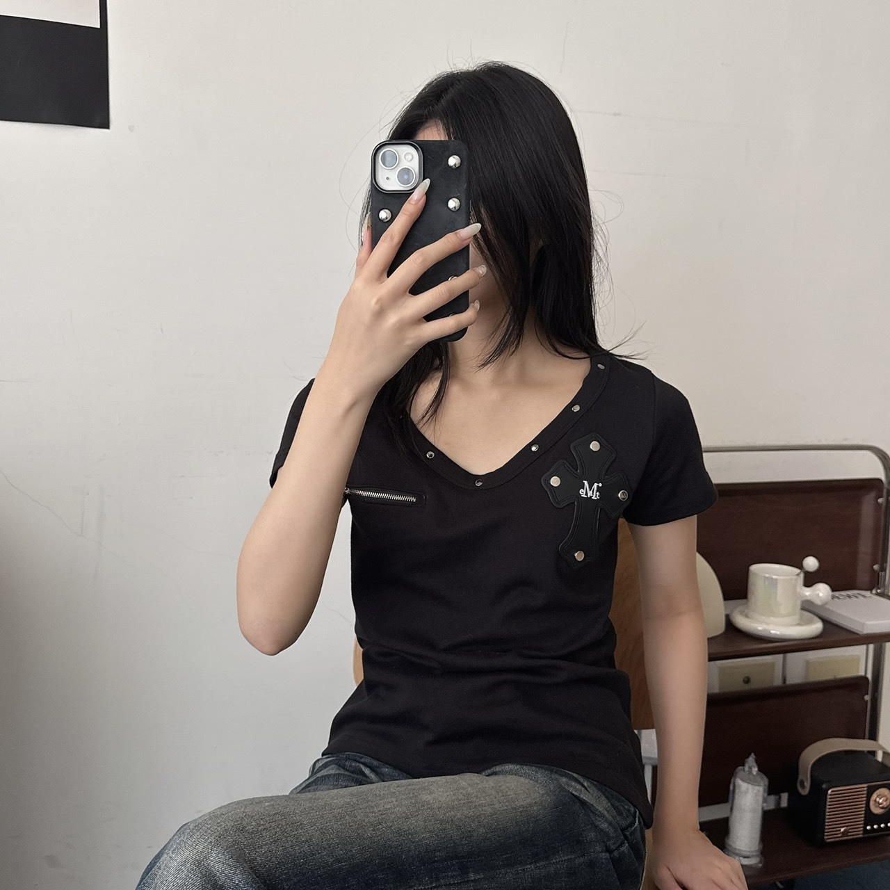 （現貨）韓牌 MUCENT DEBON 十字 金屬皮革 V領 修身 短T P0000CNI