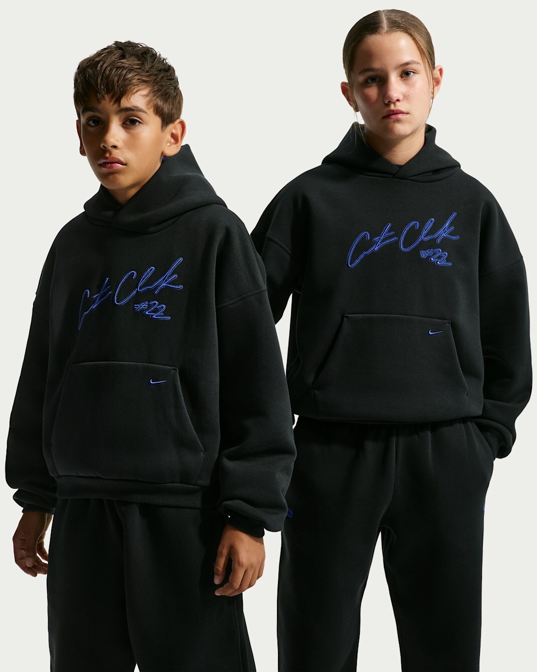 大童 NIKE SPORTSWEAR Caitlin Clark 黑色 抓絨 內刷毛 刺繡LOGO 小標 休閒 運動 套裝 長褲 長T 帽T【IZ4451/IZ4454】NKTF CC1