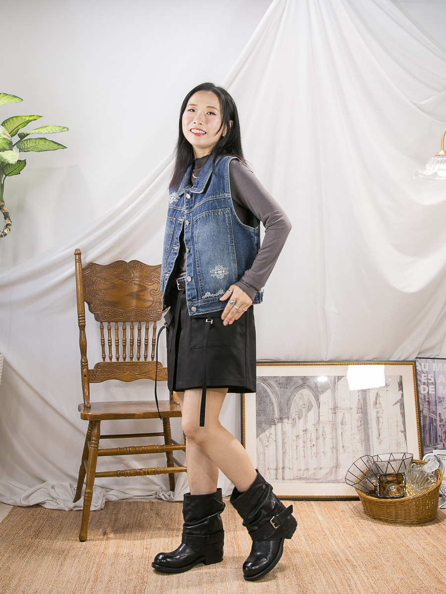 【2/10-4/10 限時優惠】全開胸扣鈕．圖案刺繡．牛仔料背心外套