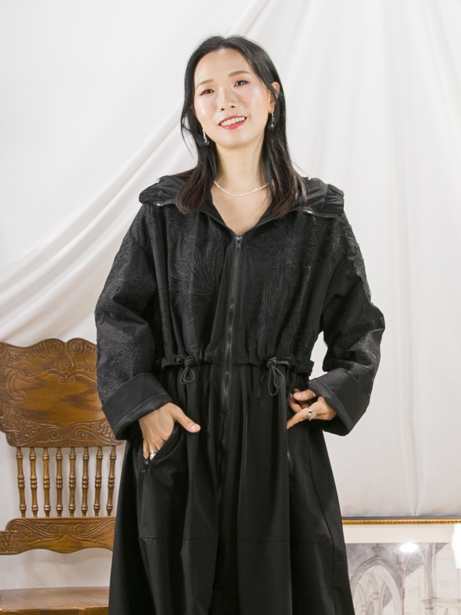 【2/10-4/10 限時優惠】全開胸拉鏈．胸位 手袖LACE刺繡．腰位束繩．有帽 滑滑風褸料OPS (有袋)(有厘布)