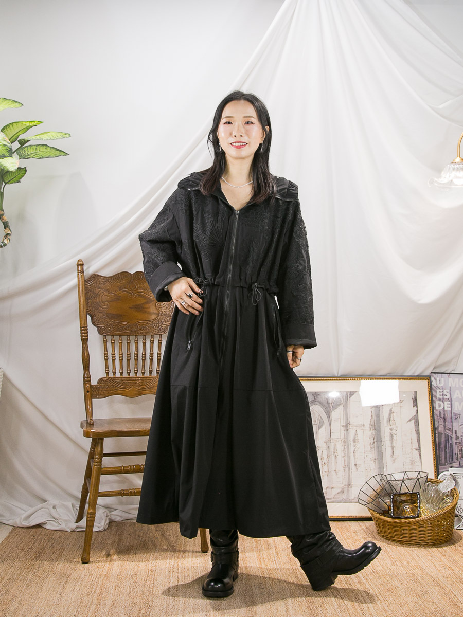 【2/10-4/10 限時優惠】全開胸拉鏈．胸位 手袖LACE刺繡．腰位束繩．有帽 滑滑風褸料OPS (有袋)(有厘布)