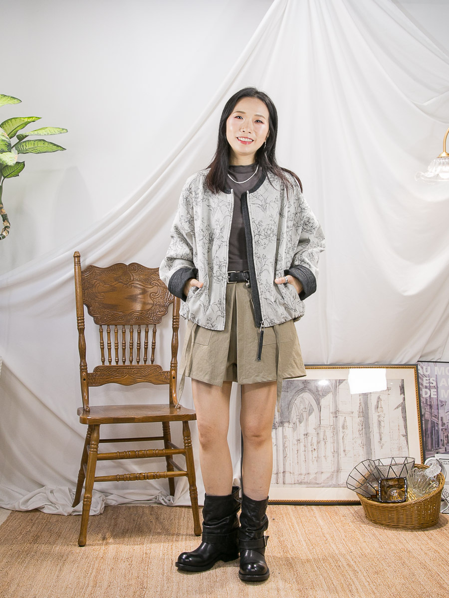 【2/10-4/10 限時優惠】全開胸拉鏈． 下擺橡根．花花刺繡 扯布料外套