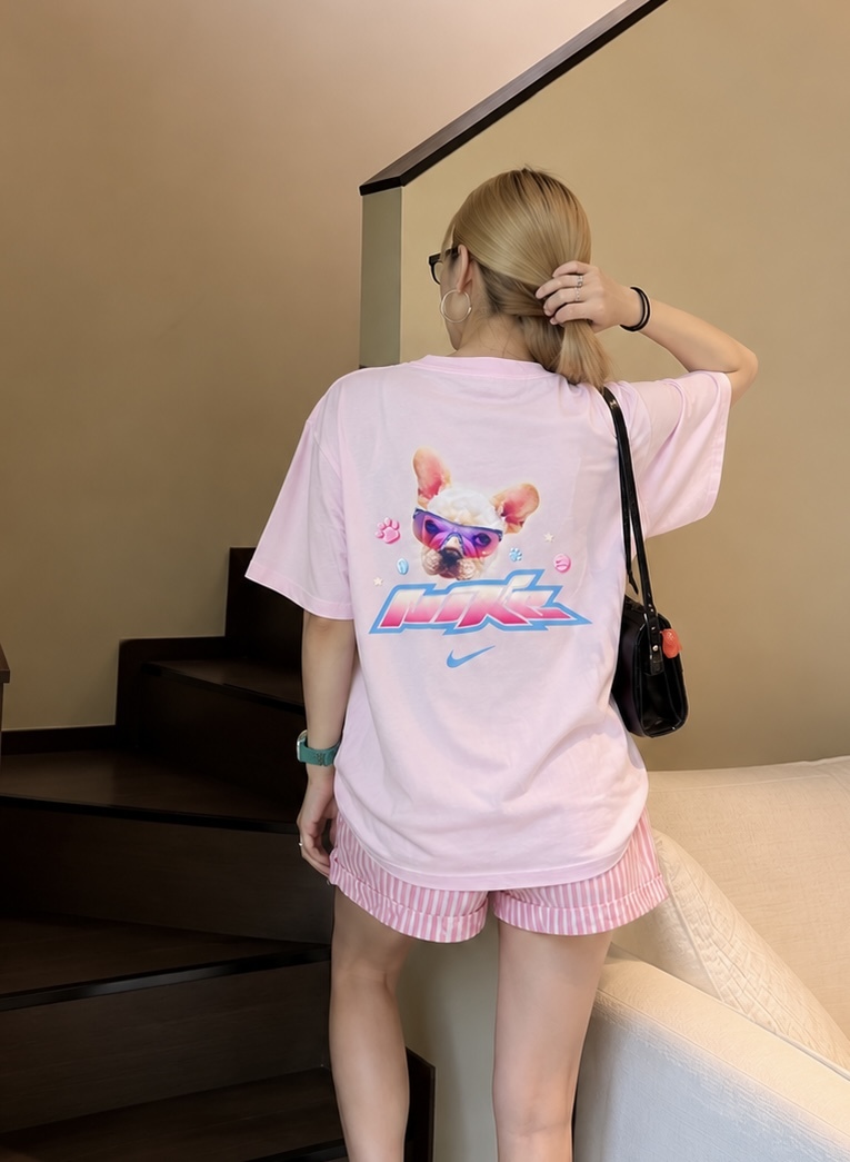 <小資族的NIKE衣櫥👗> NIKE 短袖上衣 Y2K法鬥犬 米白/桃粉(HM4625-133/HM4625-663)