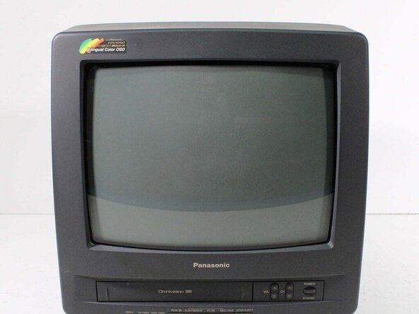 Panasonic 復古 CRT 螢幕內建 VHS 錄放影機一體機實拍,黑色機身、4:3 傳統螢幕比例,左上角標示彩色漸層「Multilingual Color OSD」貼紙,下方控制面板含音量與頻道調整鍵及錄放影操作按鈕,機身標示「Panasonic」與「Omnivision」字樣,背景為純白色去背棚拍。