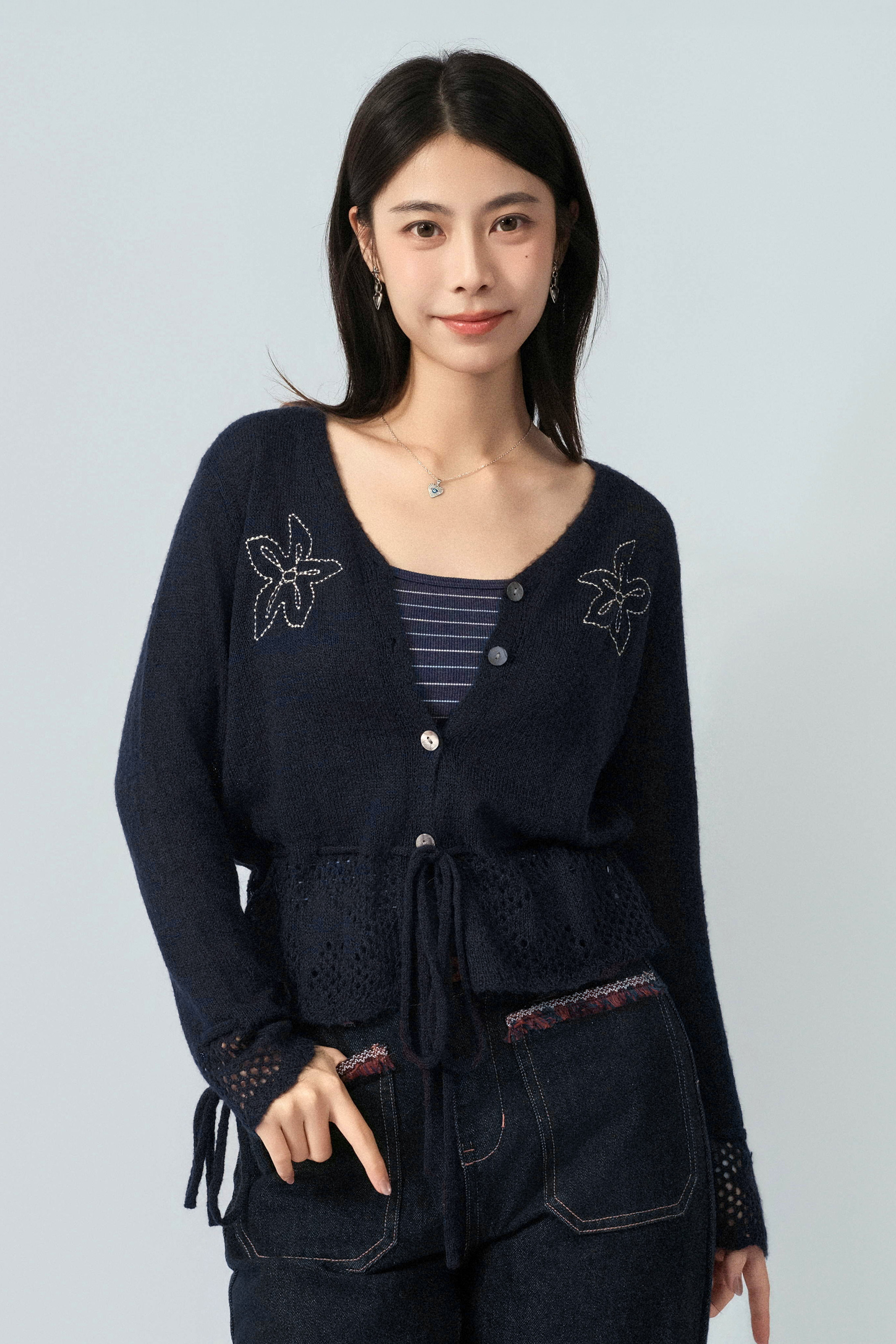 繡胸花通花腳束繩cardigan（預購產品）