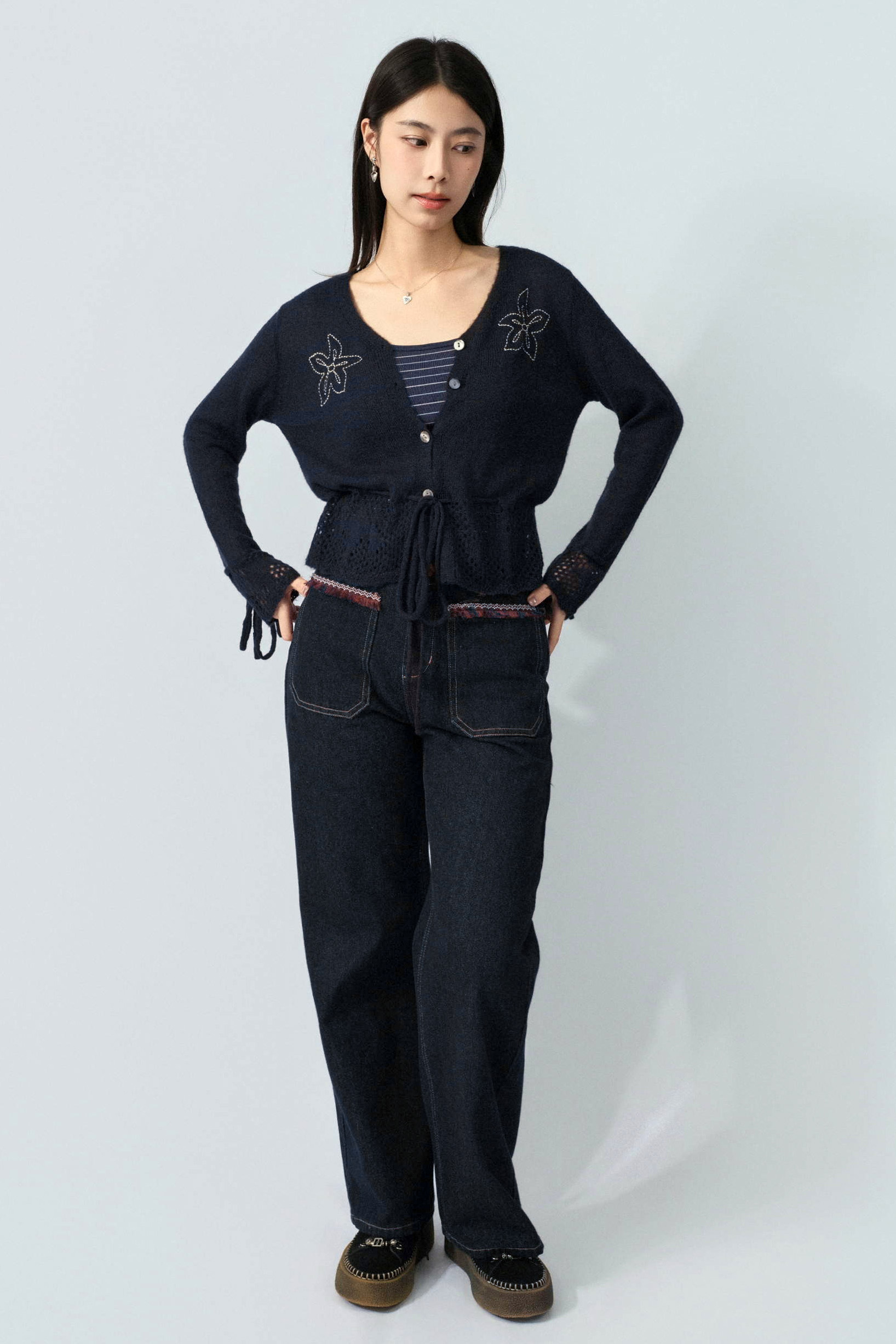 繡胸花通花腳束繩cardigan（預購產品）