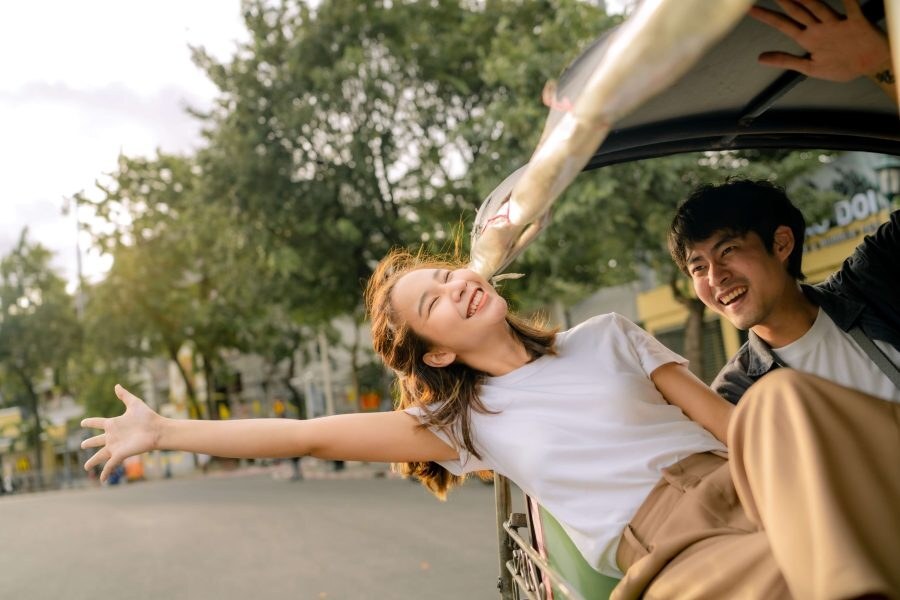 兩位年輕旅客開心出發旅行