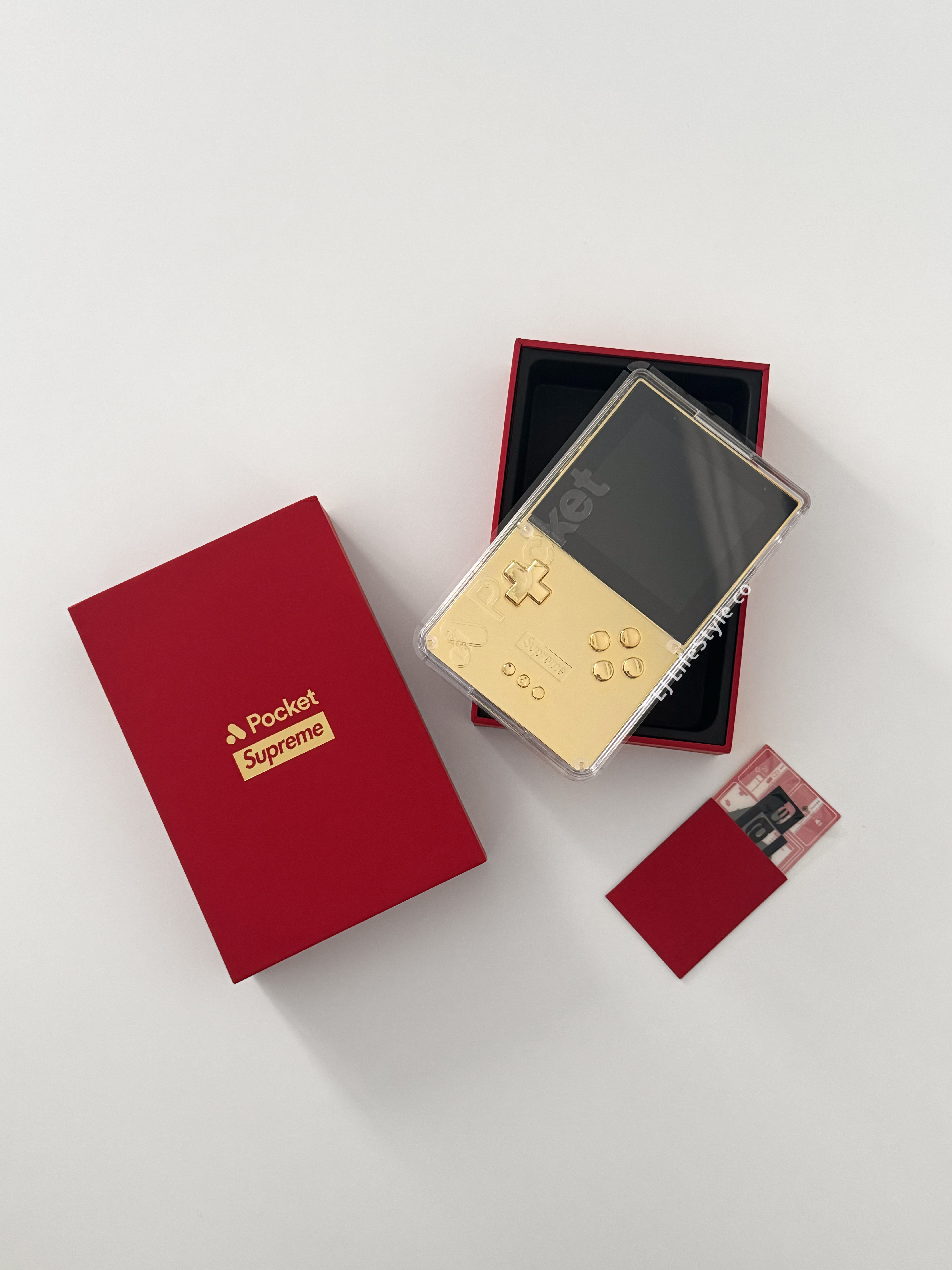 🇯🇵 SUPREME × ANALOGUE POCKET 限定聯名 GAMEBOY 24K 鍍金 掌上型遊戲機 / 現貨