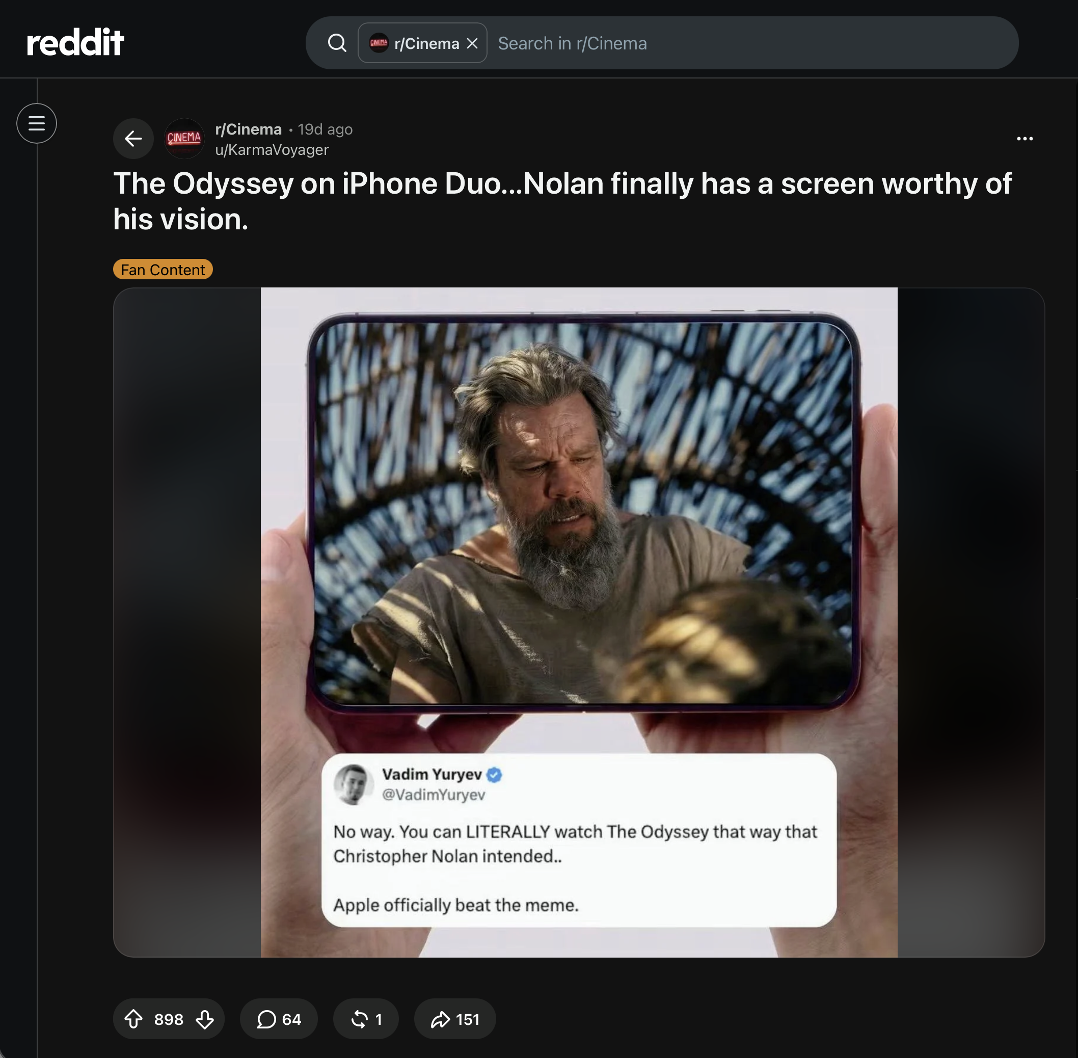 Reddit r/Cinema 討論串截圖,標題為「The Odyssey on iPhone Duo...Nolan finally has a screen worthy of his vision.」,貼文圖片為雙手橫持摺疊手機展開後的大螢幕,螢幕播放電影《The Odyssey》劇照,下方嵌入 Vadim Yuryev 的推文,內容指出能以接近導演克里斯多福.諾蘭原意的畫面比例觀看這部片、Apple 正式打敗了這個梗,貼文獲 898 個讚、64 則留言。