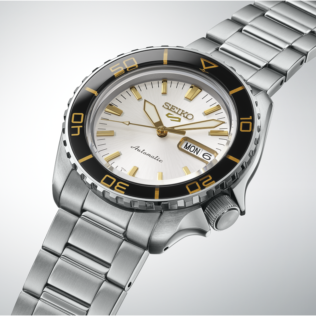 萬年鐘錶 - SEIKO  5 Sports  SKX錶款白色面盤運動機械男錶 HDB004K1 / 4R36-16D0S 錶徑42.5MM
