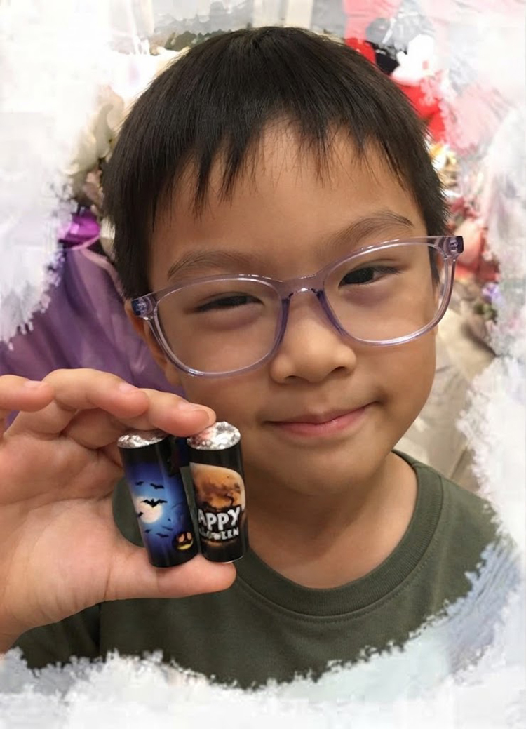 萬聖節可愛小朋友手拿萬聖節造型圓筒糖果、搞怪趣味禮物、節慶糖果包裝展示
