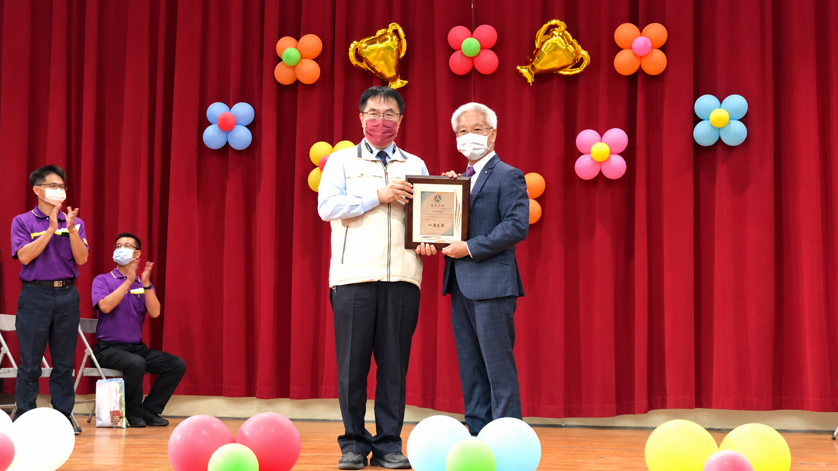 台南市長黃偉哲與迪奧斯許繁清董事長合影