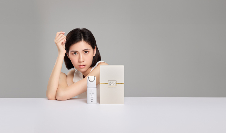 HOME ESTHE 居家美容儀與模特兒
