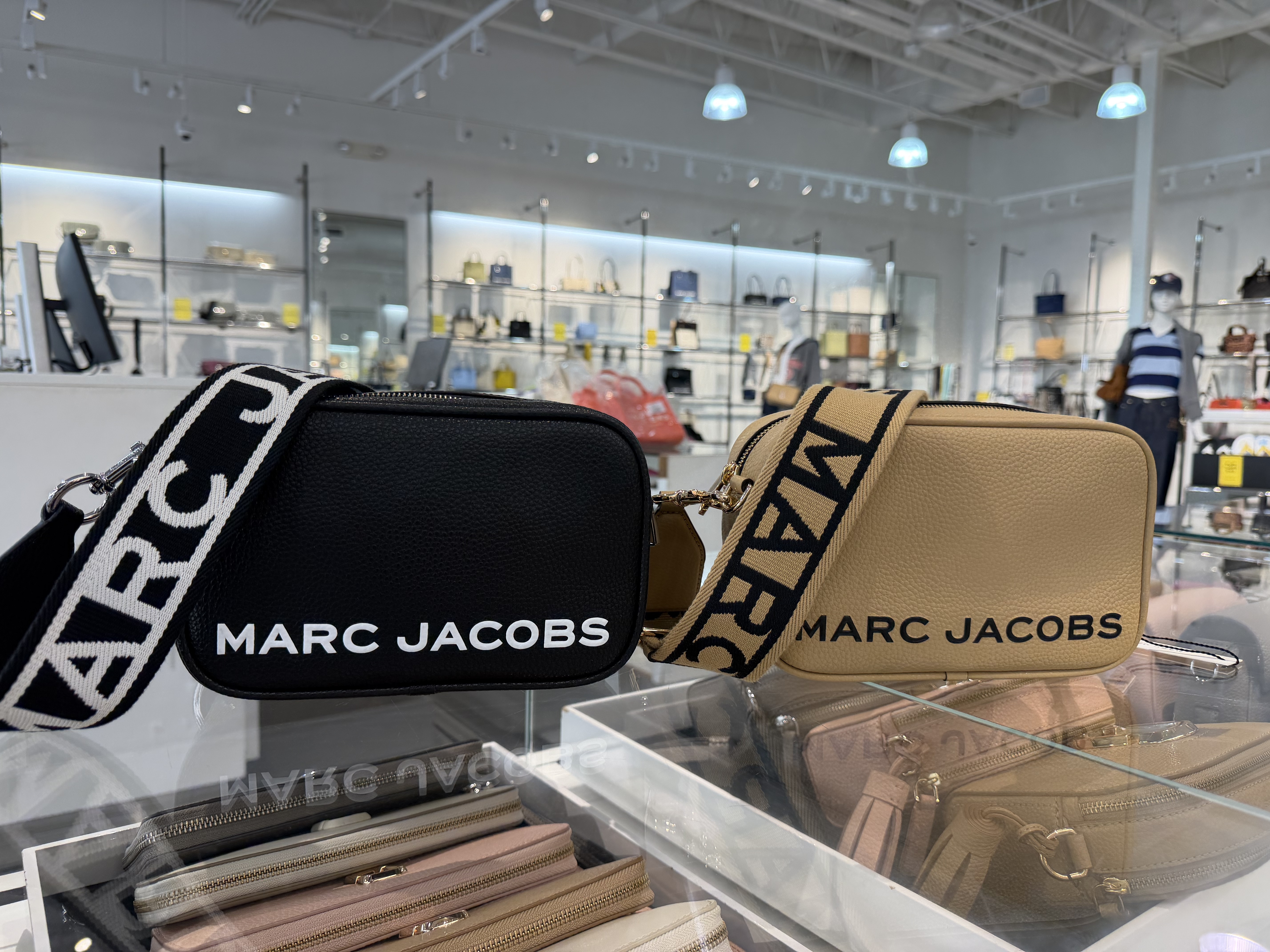 【直播】Marc Jacobs LX100223 浮印字母相機包