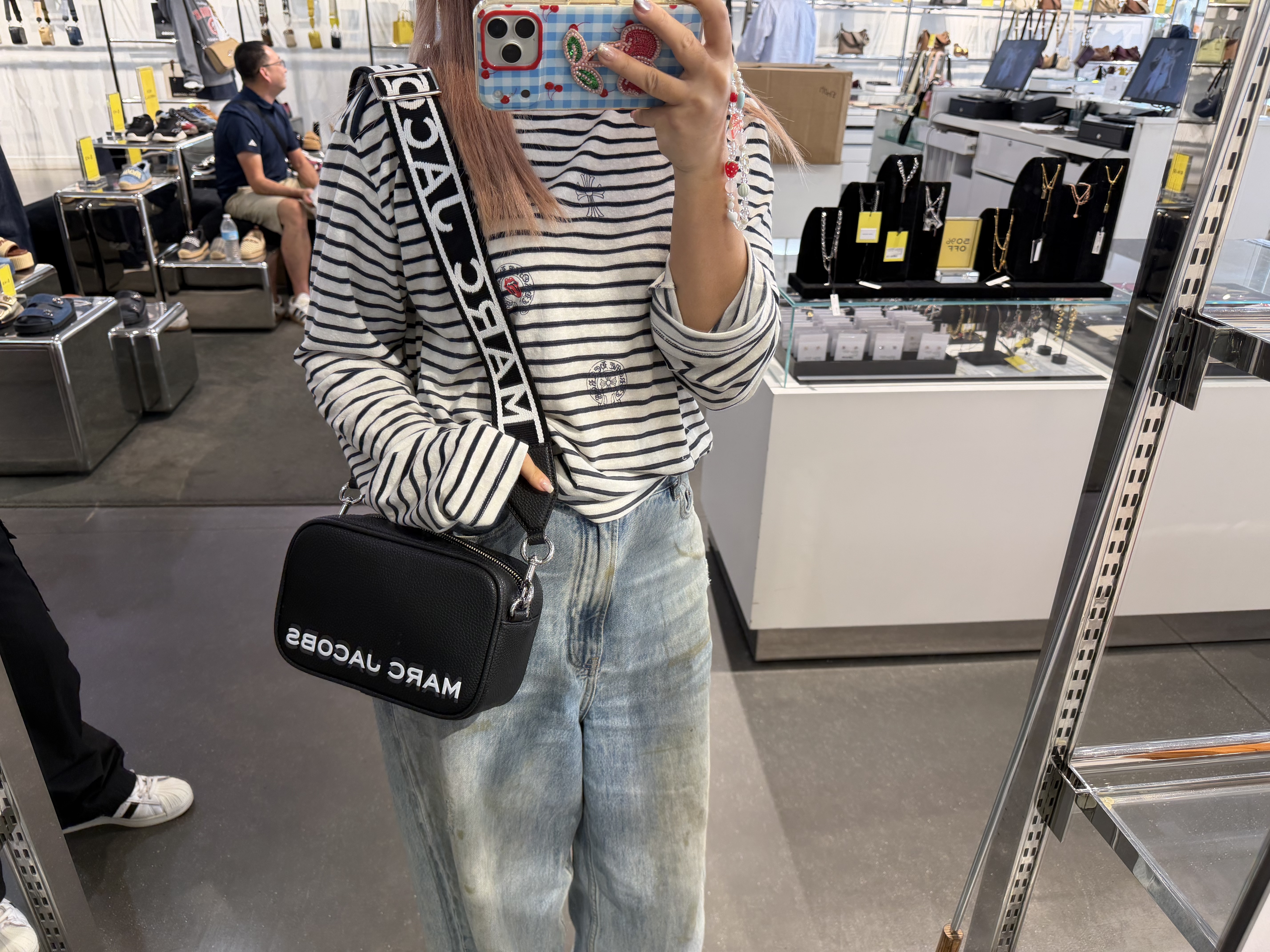 【直播】Marc Jacobs LX100223 浮印字母相機包
