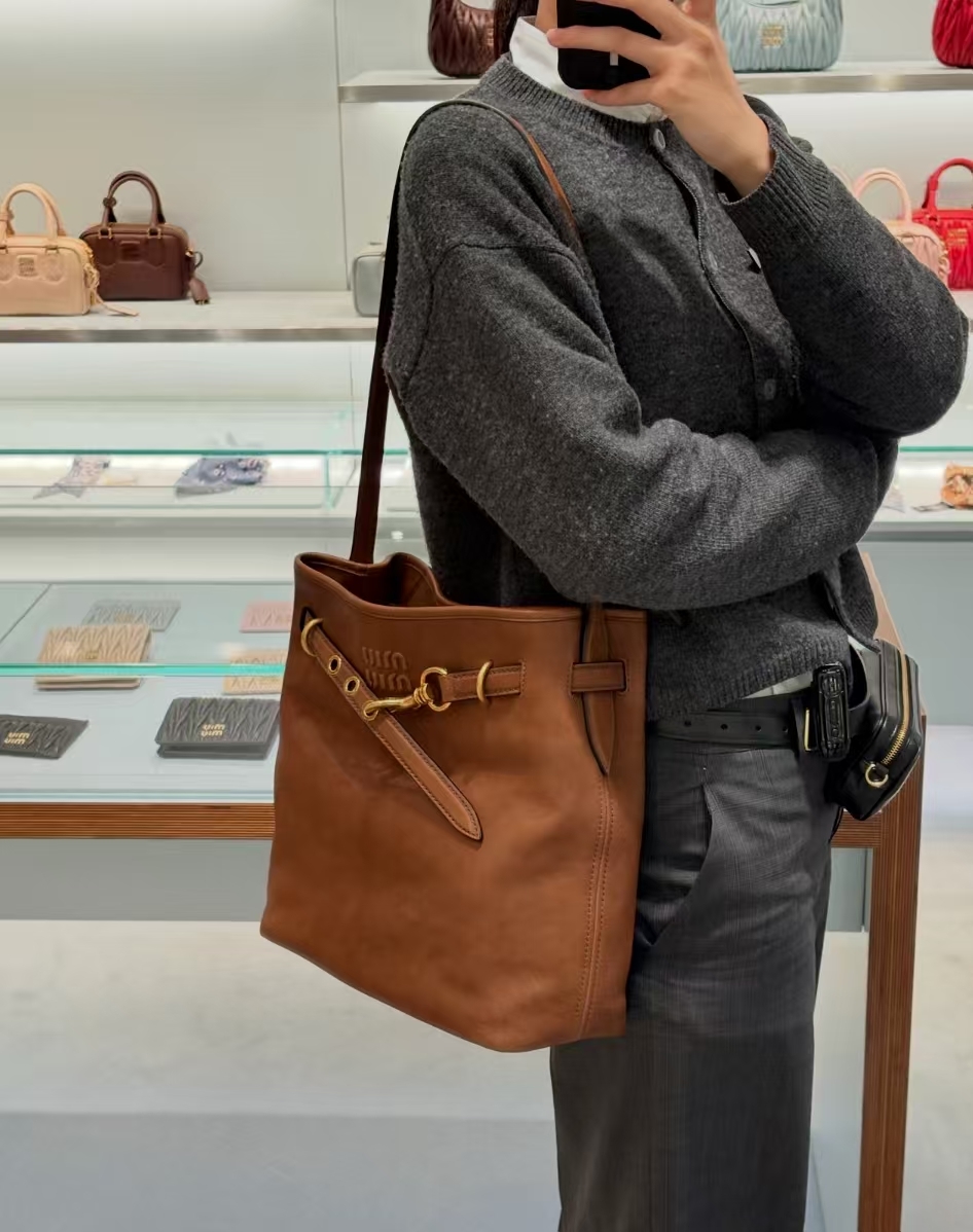 Miu Miu Aventure Large Leather Bucket Shoulder Bag Cognac大號乾邑色水桶袋