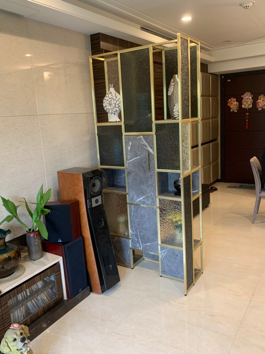 玄關金屬框架與展示收納案例
