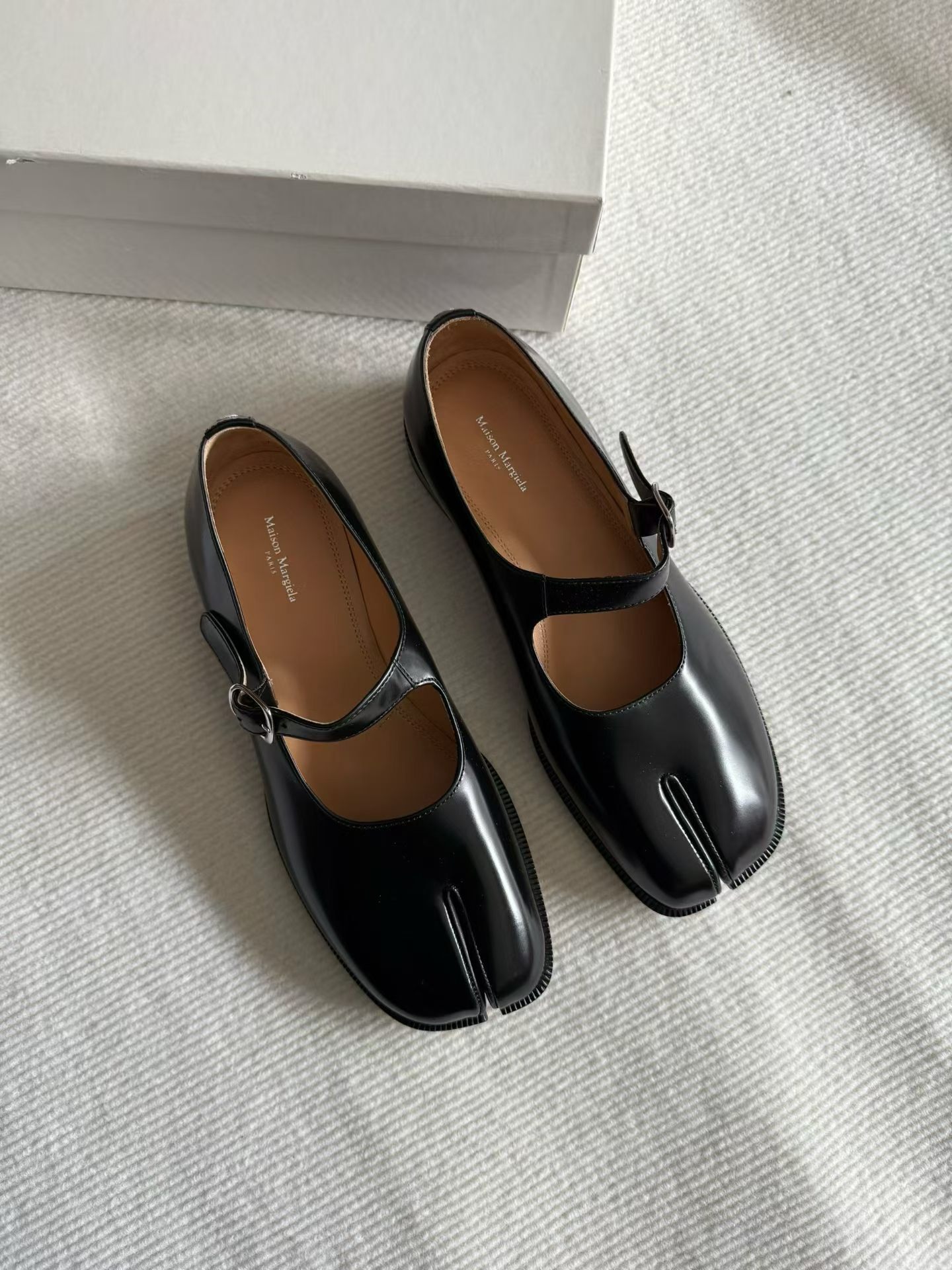 Maison Margiela Black 亮面 Tabi 黑色瑪麗珍鞋