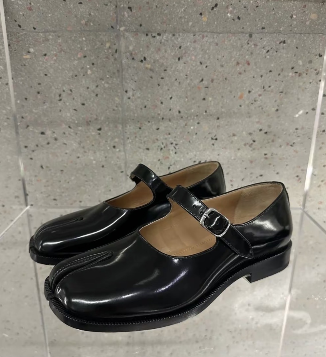Maison Margiela Black 亮面 Tabi 黑色瑪麗珍鞋