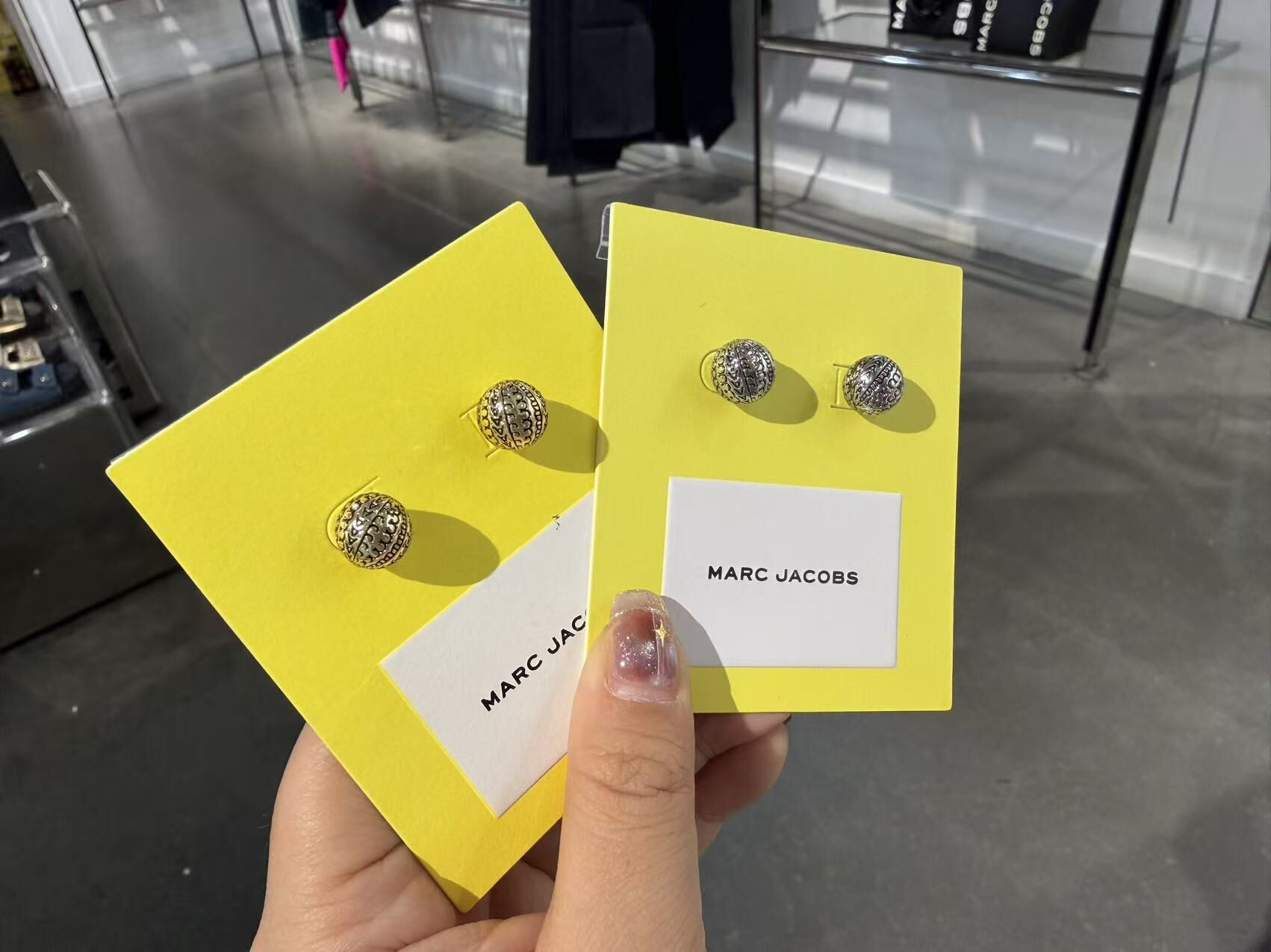 【直播】Marc Jacobs LX100237 Monogram Logo 立體繡球耳環
