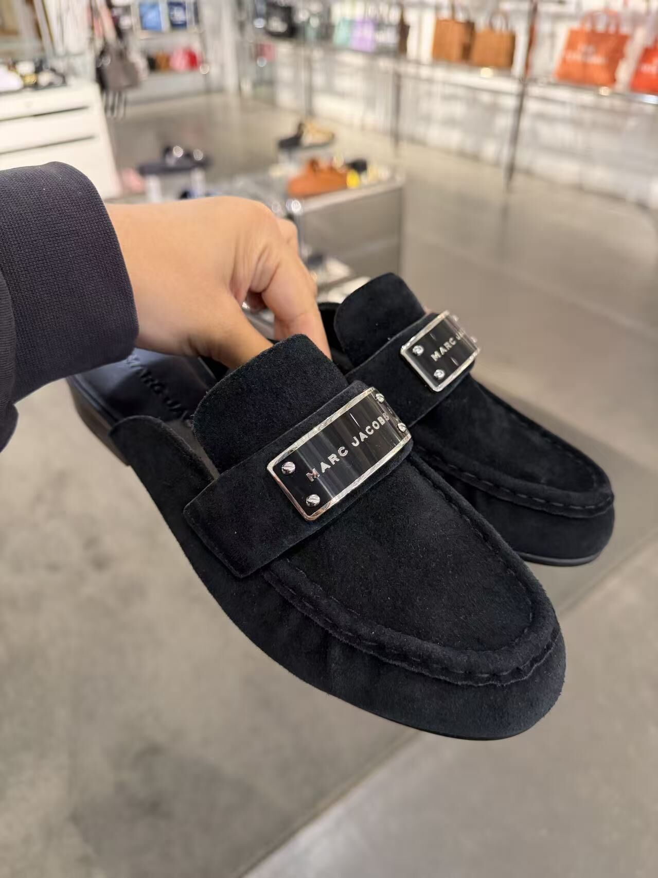 【直播】Marc Jacobs LX100243 絨面麂皮穆勒鞋