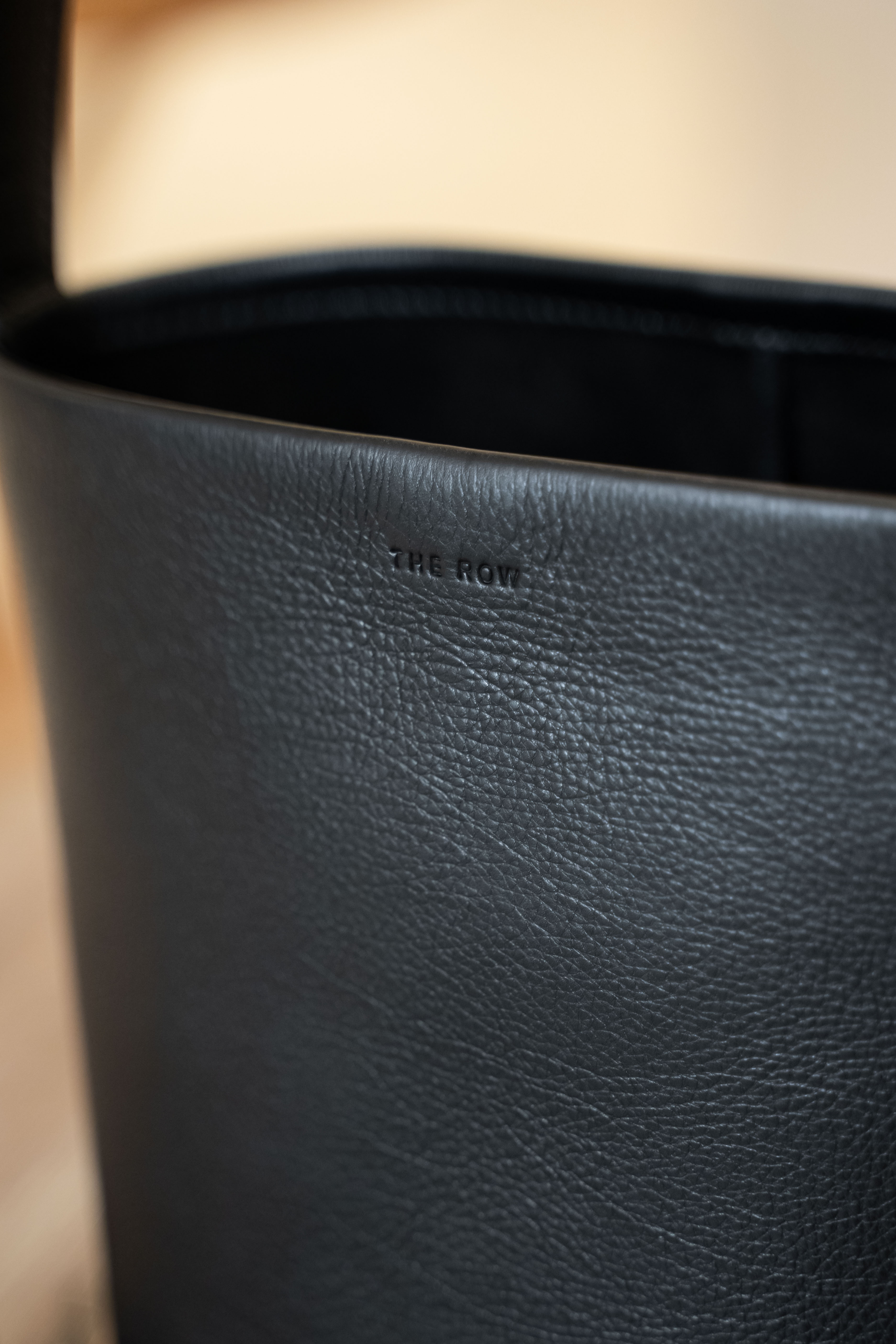 The Row Park Tote Small 黑色小號亮面小牛皮水桶袋手袋