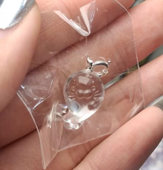 261002-B38 白水晶海獅雕刻懶人扣掛飾1個