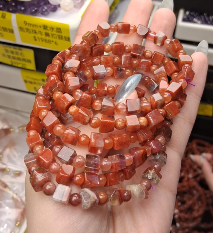 261002-B44 荊棘玫瑰紅極光小方塊手串